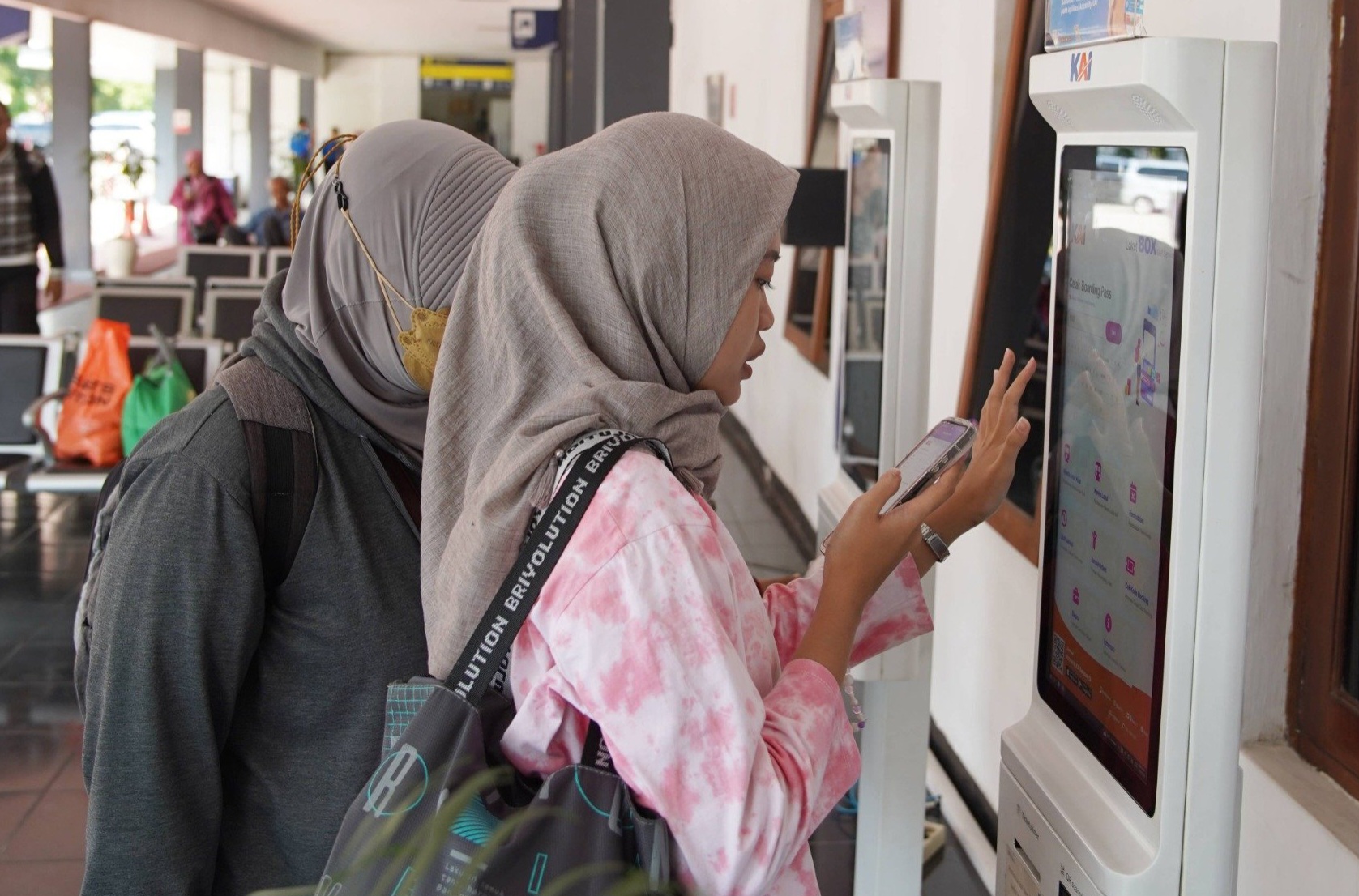 Calon penumpang kereta api mencocokkan jadwal perjalanan (Daops 7 Madiun)