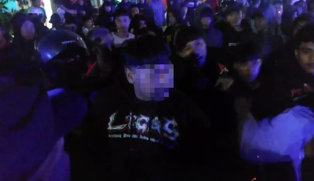 TERPANTAU: Seorang dari massa yang menyerang Polsek Watulimo terpantau menggunakan identitas perguruan silat.
