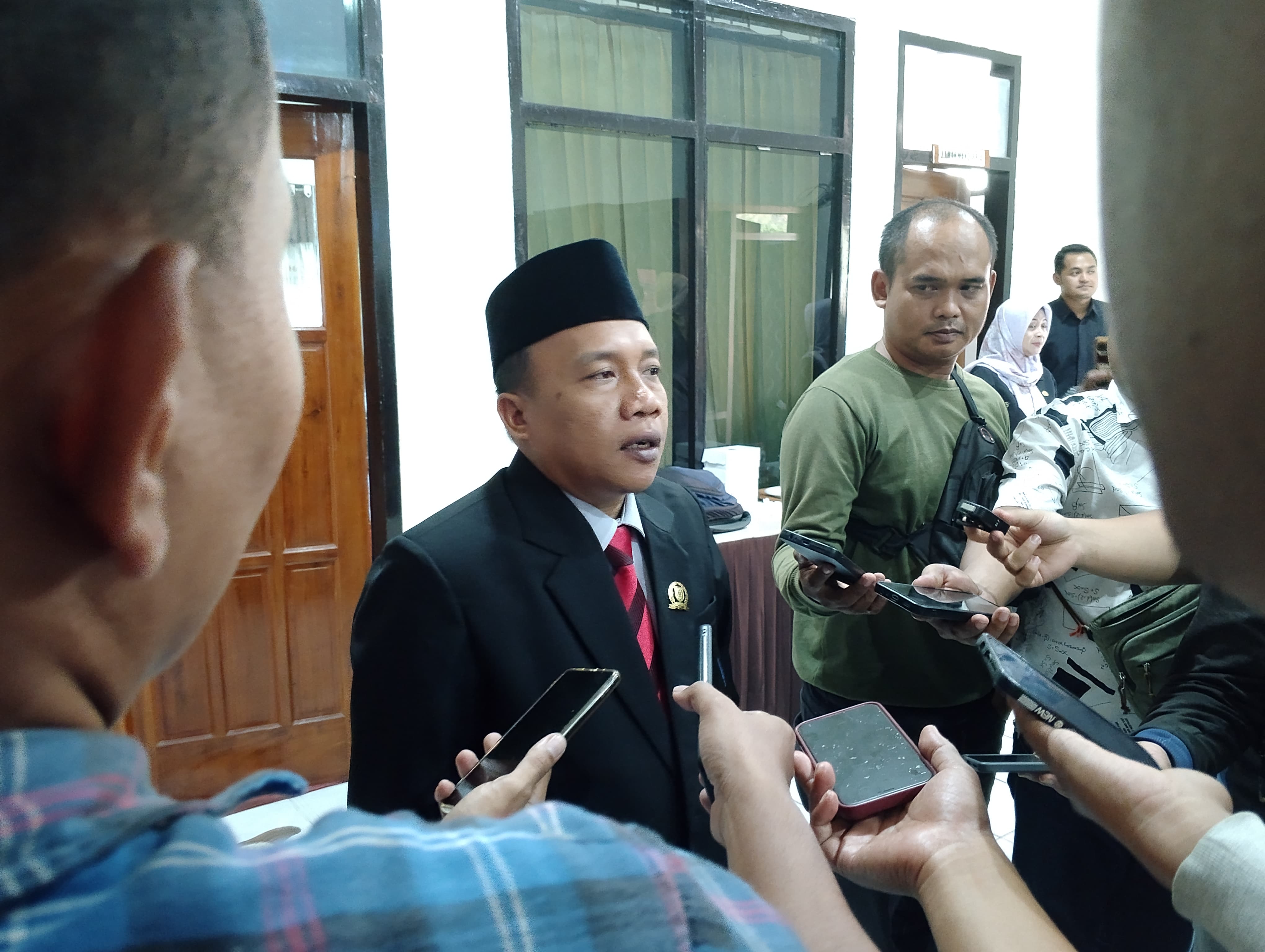 BERKOMPETEN: Ketua DPRD Trenggalek, Doding Rahmadi beri keterangan kepada awak media