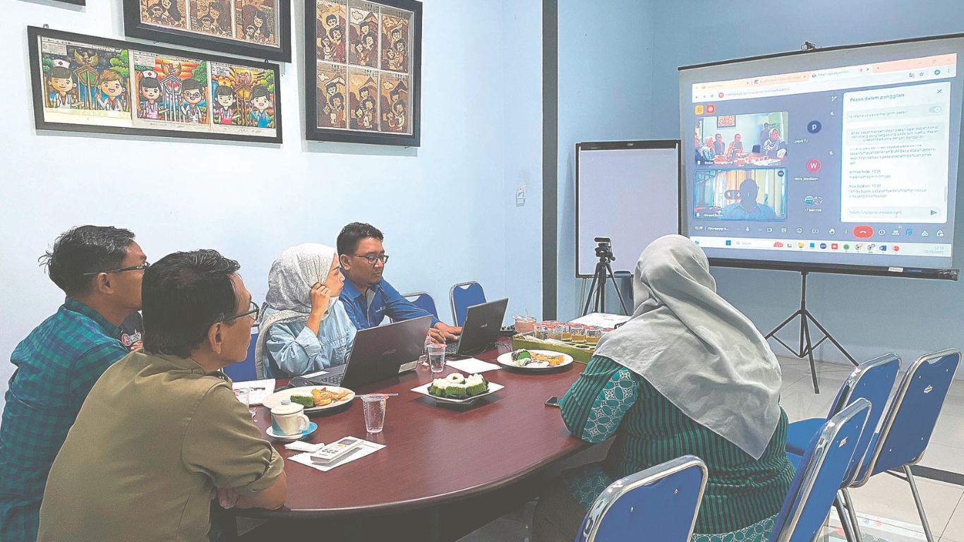 Suasana diskusi Direktur dan Manajemen Radar Tulungagung dengan Kemendes PDTT secara daring.