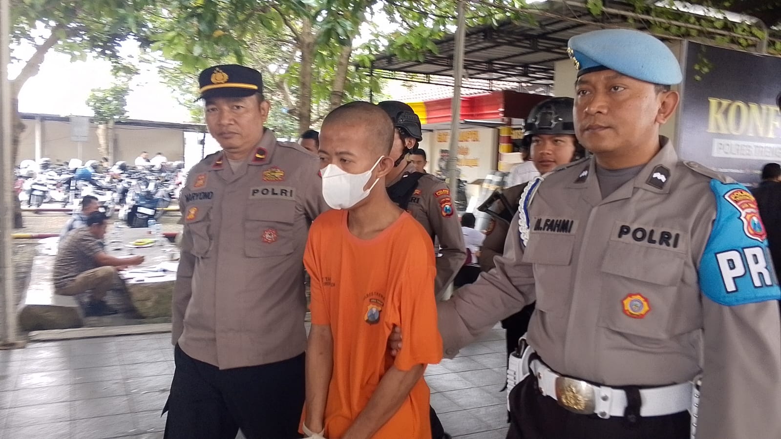 TAK BERKUTIK: MFB (baju oranye), digiring polisi masuk penjara lantaran mencuri motor.