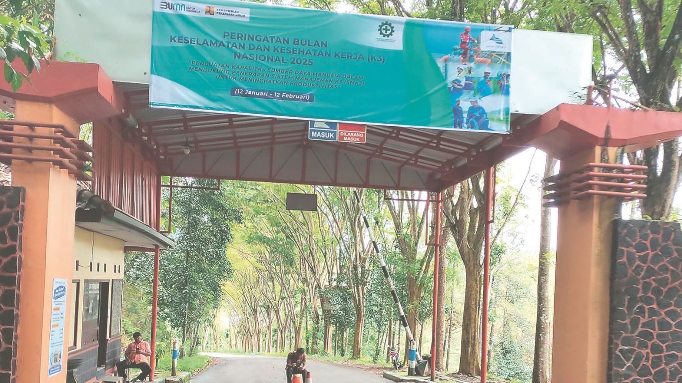 Petugas tiket sedang berjaga santai di loket masuk wisata Waduk Wonorejo.(SANDY YUWANA)