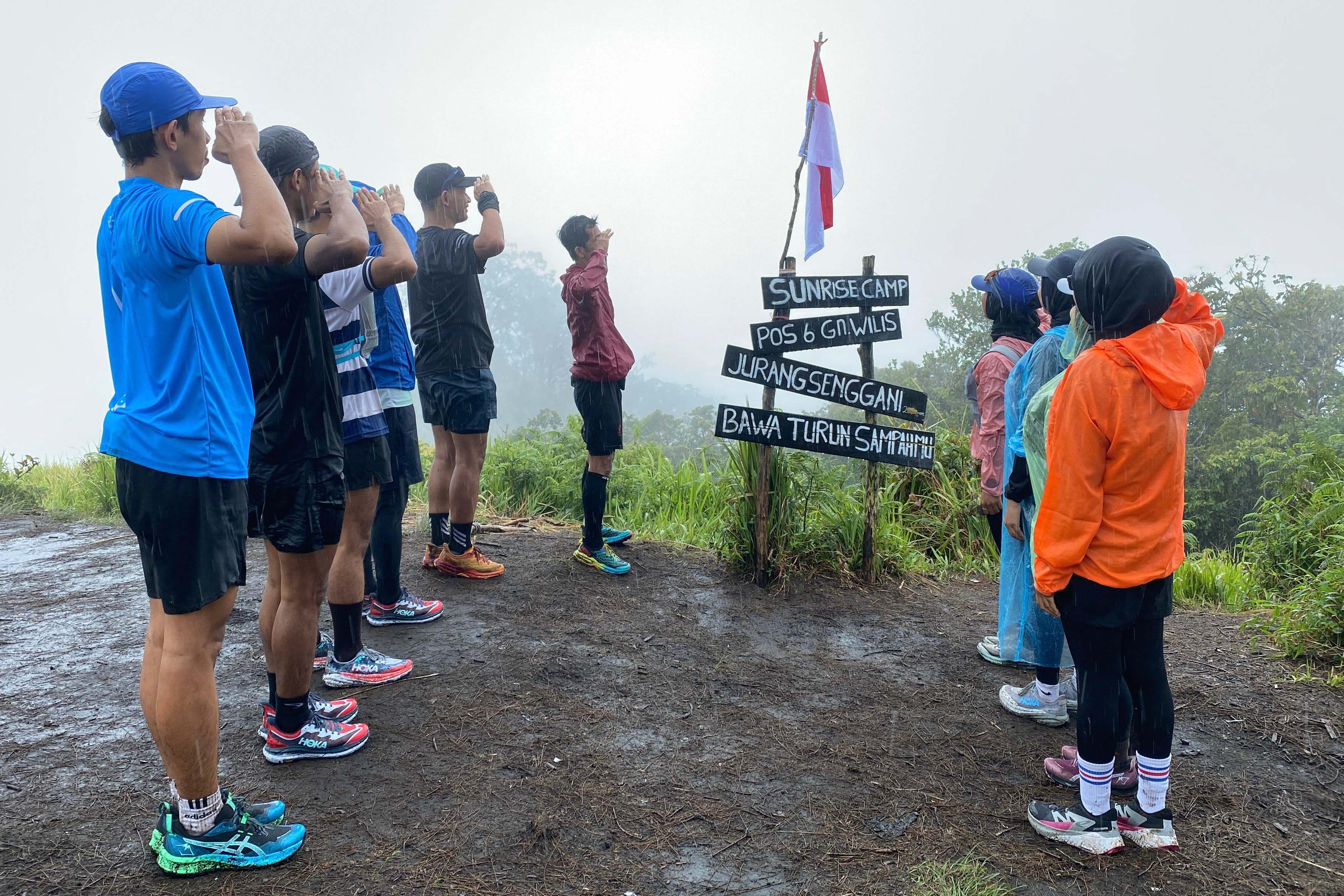 Anggota TAG Runner dan FRC memberi hormat pada bendera merah putih di puncak Gunung Wilis. (HERLIN TAGRUNNERS)