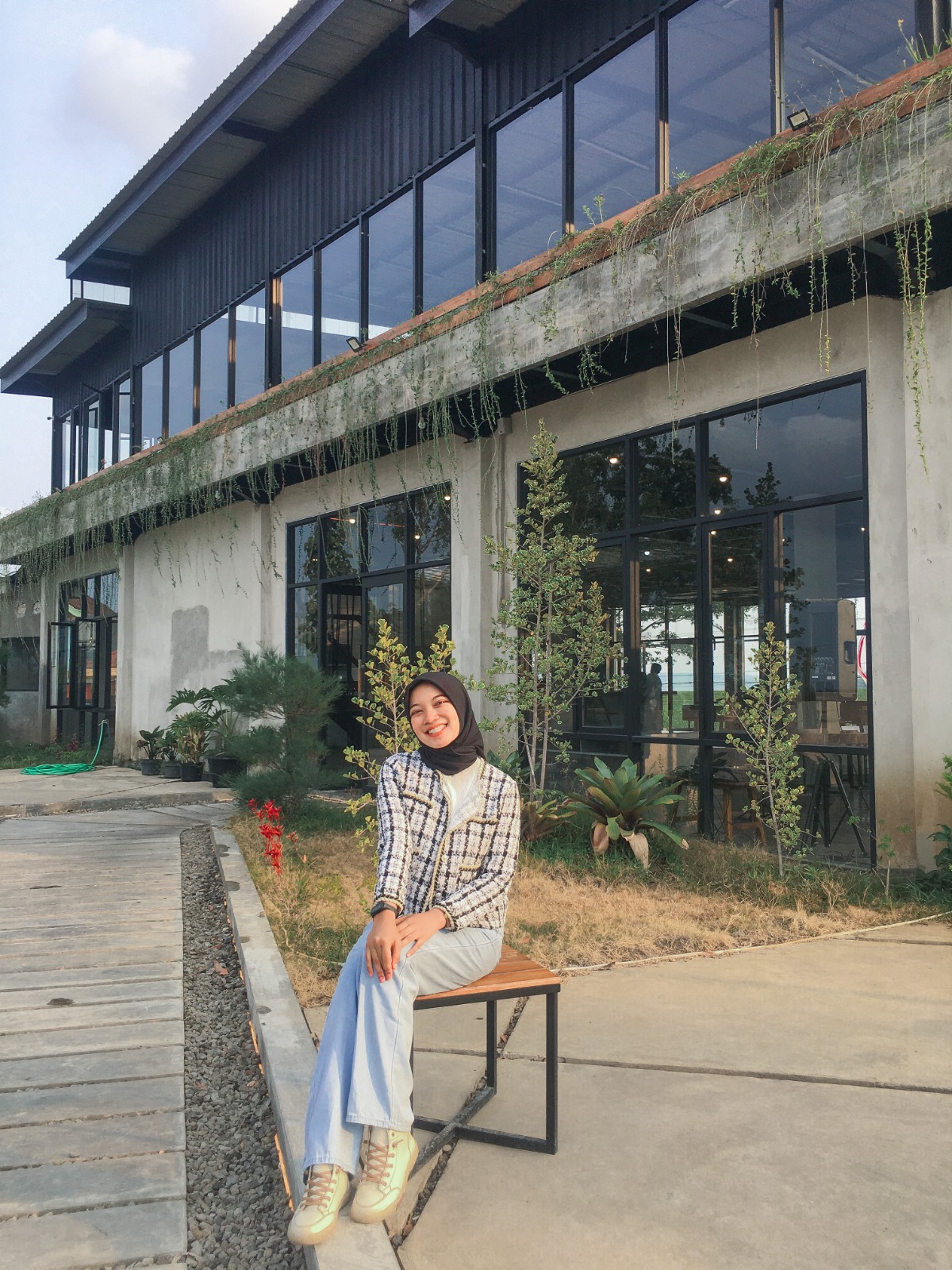 SEMANGAT: Findy Eka Saputri berpose saat difoto disela kesibukannya.
