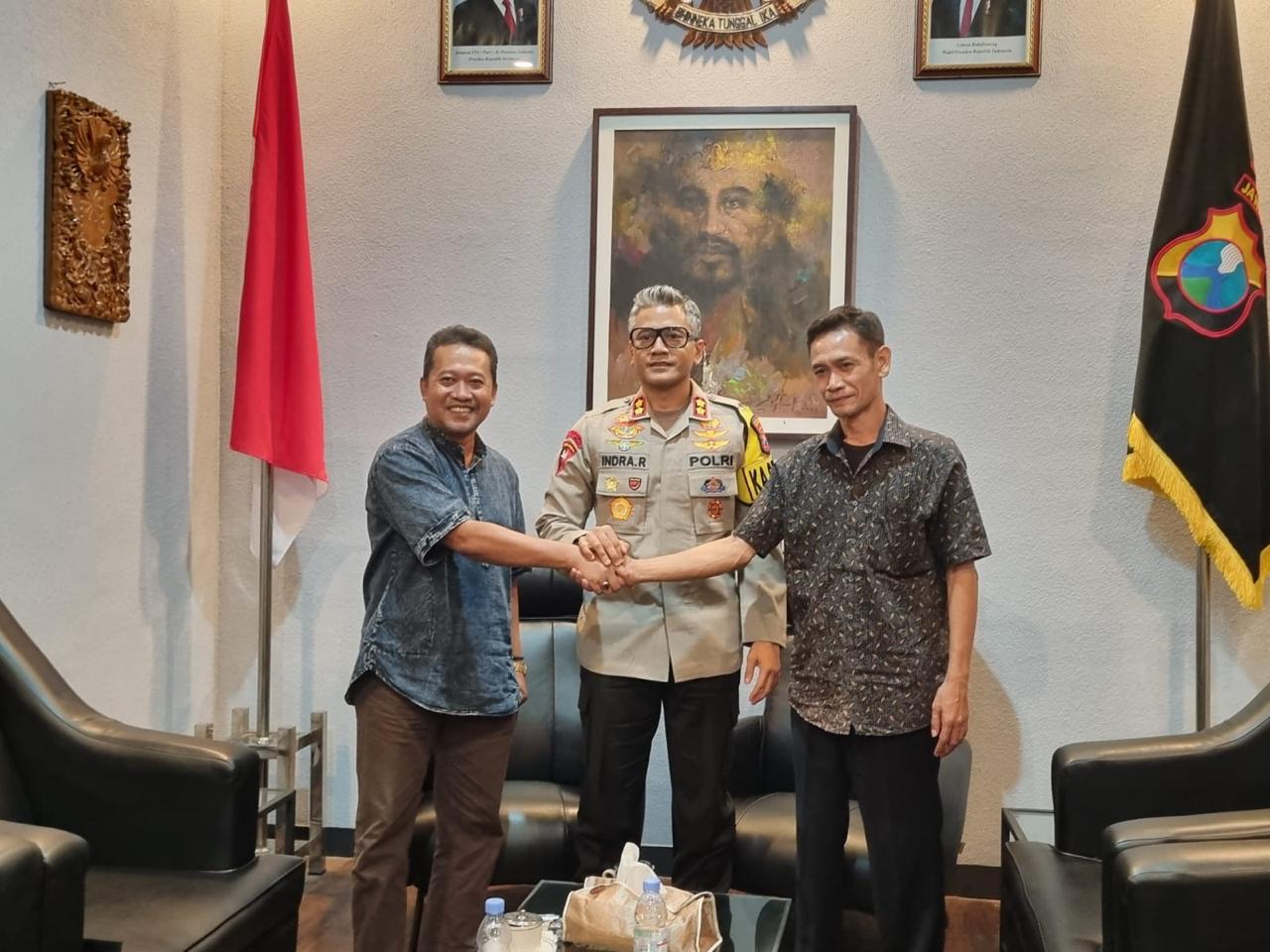 SINERGI: Ketua IPSNU Pagar Nusa Trenggalek, Amin Tohari (kiri), bersama Kapolres Trenggalek AKBP Indra Ranu Dikarta