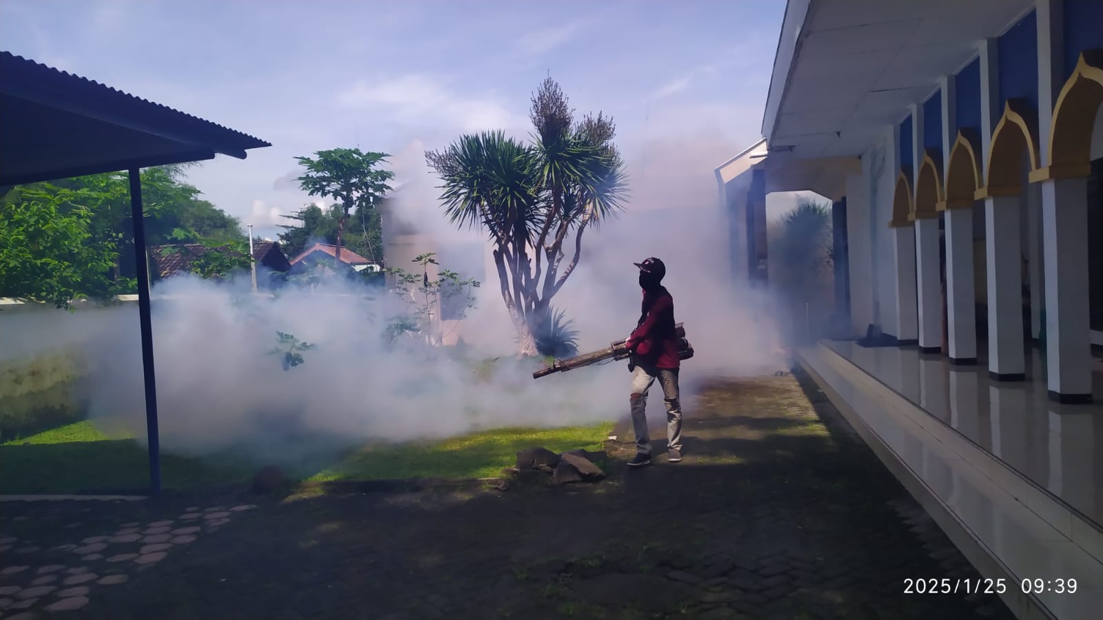 FOGING : PG Modjopanggoong melakukan pemberantasan sarang nyamuk di lingkup pabrik.