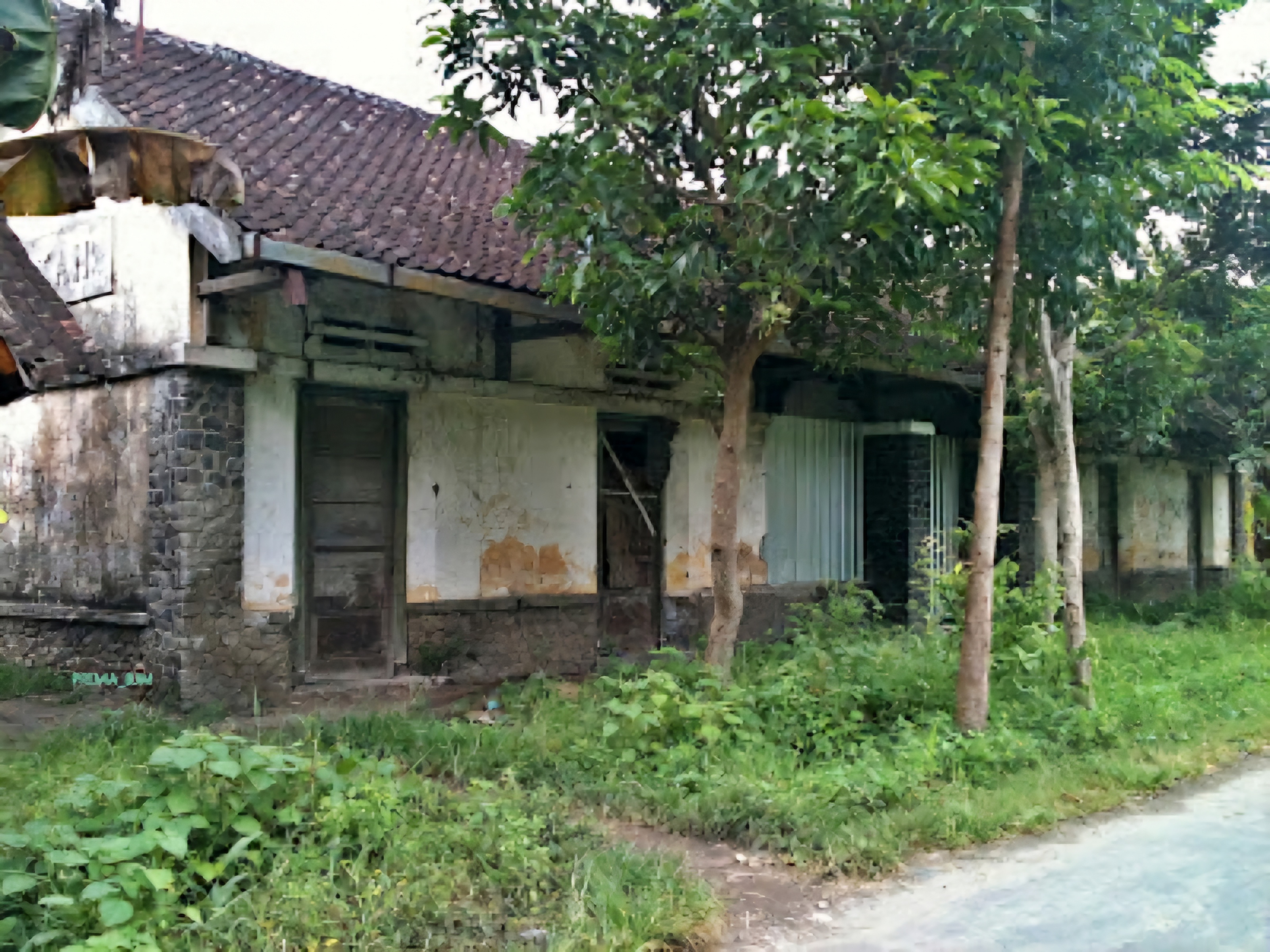 Bangunan bekas Stasiun Pagotan di Madiun (blusukanjalurmati.blogspot.com)