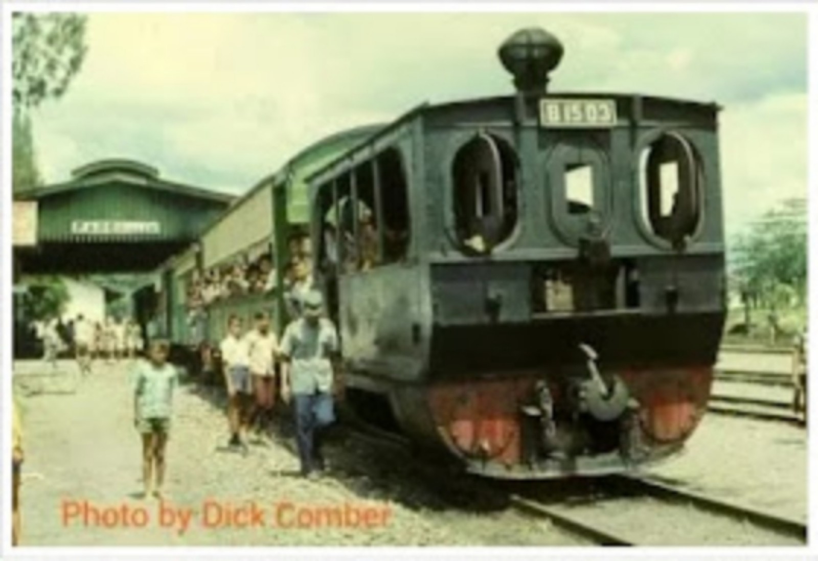 Potret kereta uap di Stasiun Pare tempo dulu (Dick Comber)