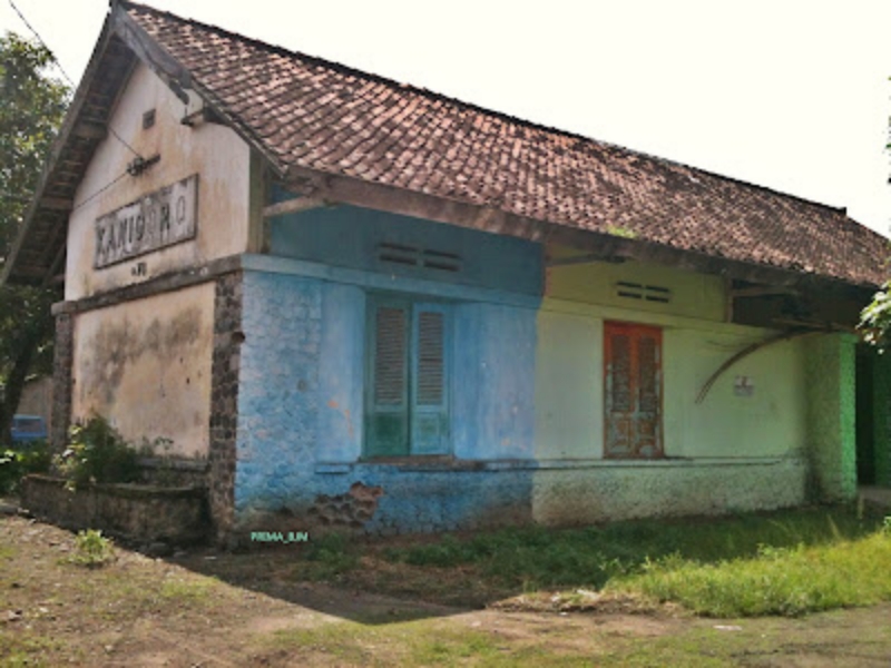 Bangunan bekas Stasiun Kanigoro di Madiun (blusukanjalurmati.blogspot.com)
