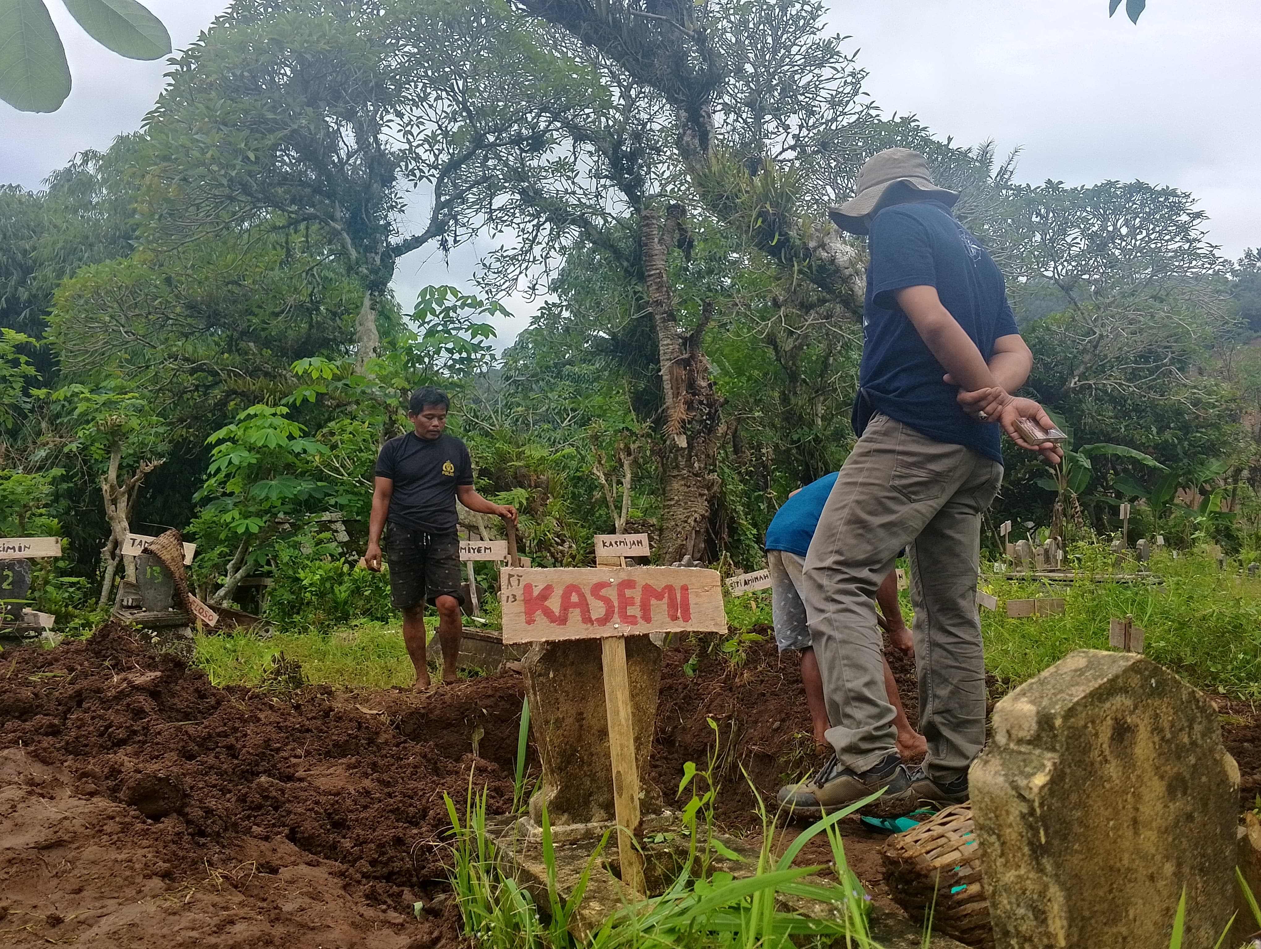 HATI-HATI: Suasana pemindahan salah satu makam di Desa Sumurup, Kecamatan Bendungan. ini lantaran terdampak pembangunan Bendungan Bagong