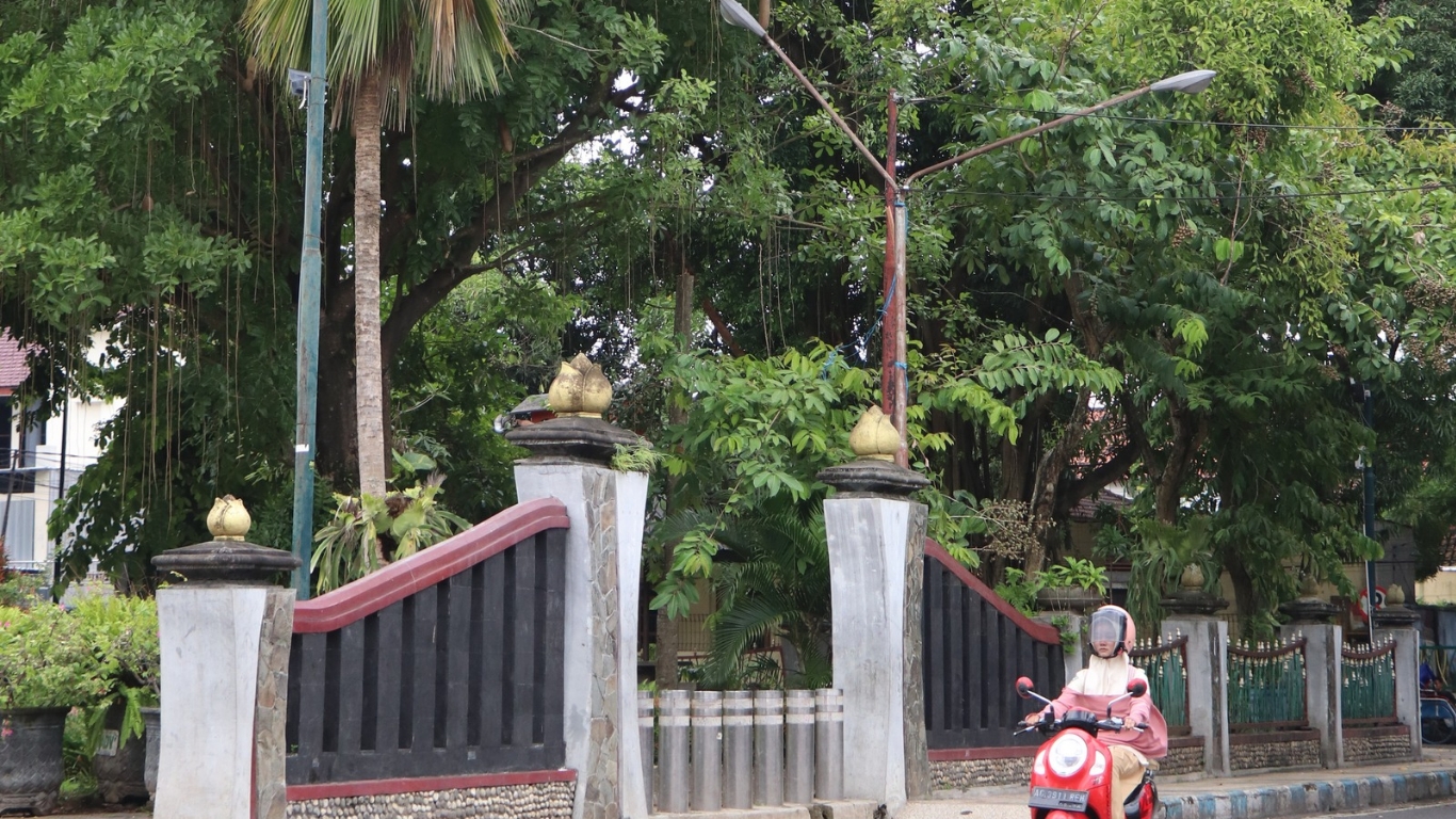 Pengguna jalan saat melintasi PJU di Taman Aloon-Aloon Tulungagung.