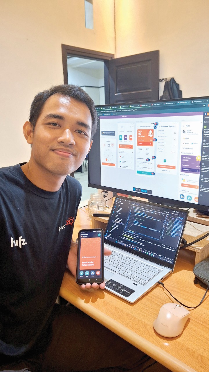 Rizky Wahyu Setiawan menunjukkan aplikasi Dzikra buatannya untuk menyambut Ramadan tahun ini.