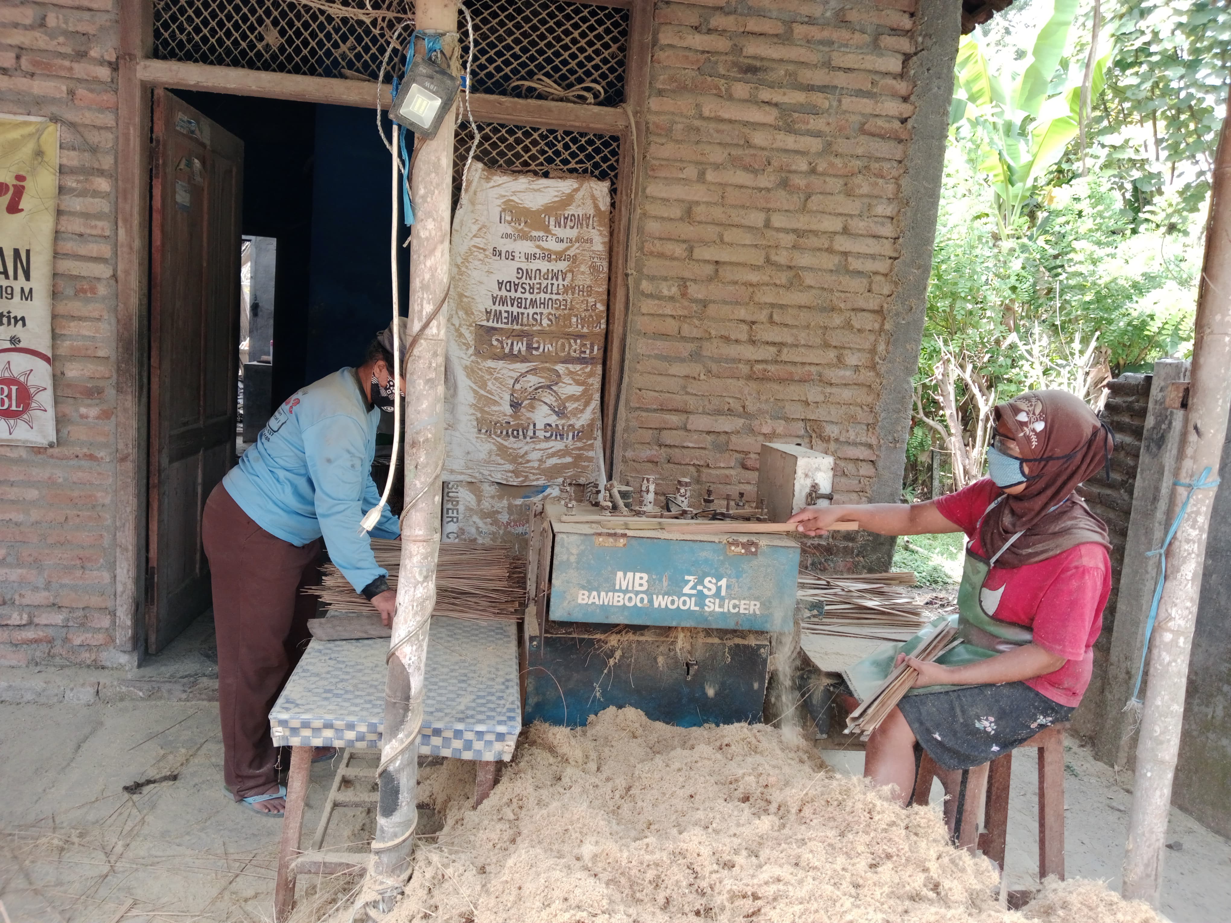 SEMANGAT: Perajin tusuk sate di Desa Pogalan masih terus produksi untuk memenuhi permintaan pasar.