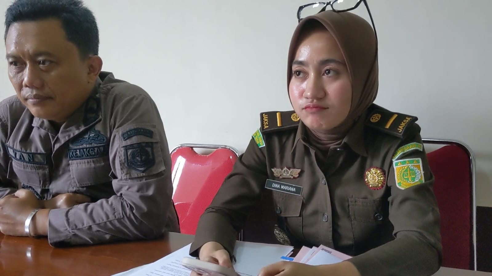 RAMAH: JPU Kejaksaan Negeri (Kejari) Trenggalek, Dina Mariana, saat beri keterangan kepada awak media.