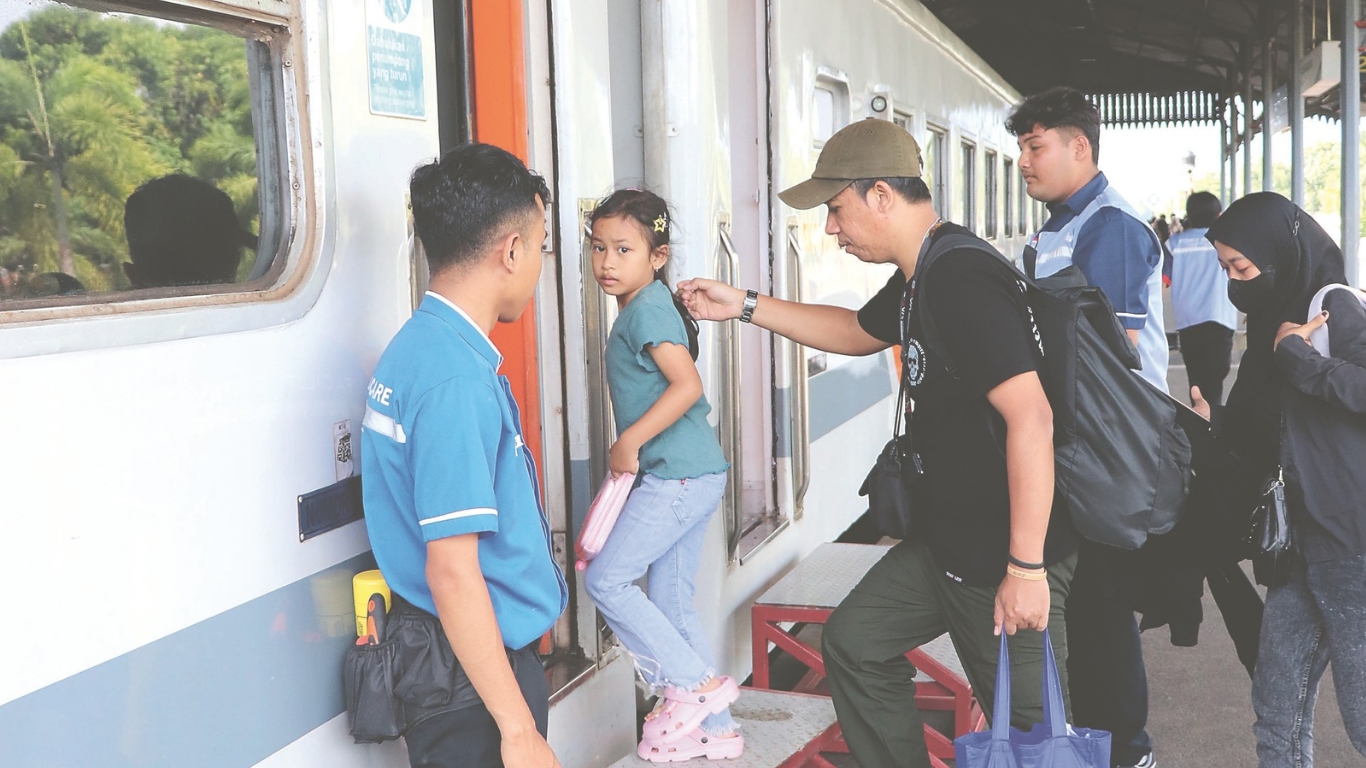 Penumpang KA Dhoho tampak tertib saat hendak menaiki KA di Stasiun Tulungagung. Selama periode libur panjang Imlek dan Isra Mikraj, ada peningkatan jumlah penumpang.