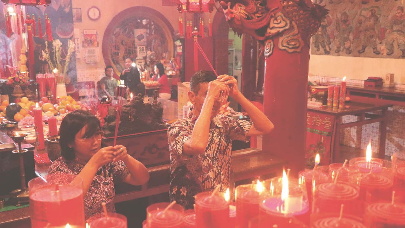 Masyarakat Tionghoa pada Tahun Baru Imlek ini melakukan ritual sembahyang Sien Tjia di Kelenteng Tjoe Tik Kiong, Tulungagung.