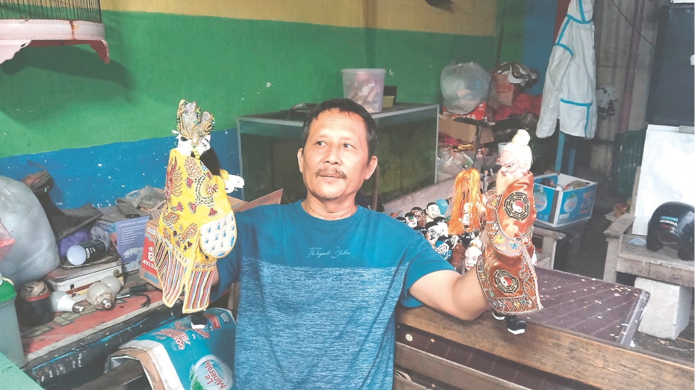 Kuwato, perajin wayang potehi, menunjukkan wayang karyanya. Dia sudah 24 tahun menekuni usaha tersebut.