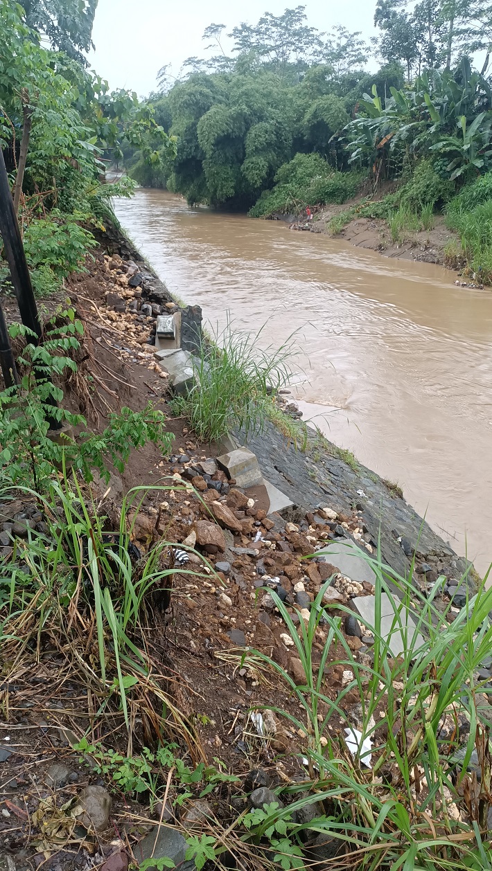 RUSAK: KOndisi talud sungai Ngasinan di Kecamatan Pogalan yang ambrol diterjang derasnya aliran sungai