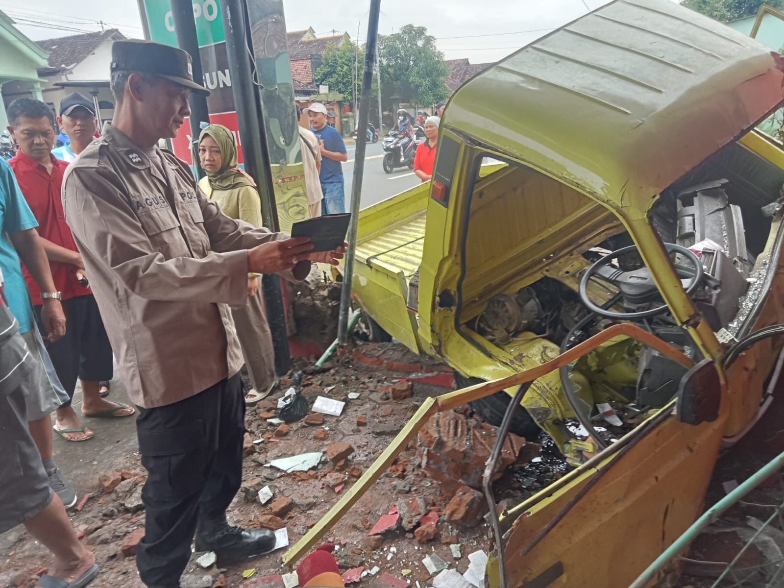 Tak dapat kendalikan laju kendaraan, mobil pick up hantam ruko di Jalan Umum Desa Pojok Ngantru Tulungagung