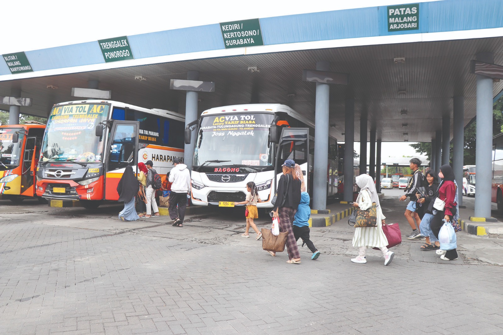 Penumpang hendak turun dari bus di Terminal Gayatri Tulungagung. Selama libur panjang, ada  kenaikan&nbsp;40&nbsp;persen penumpang.