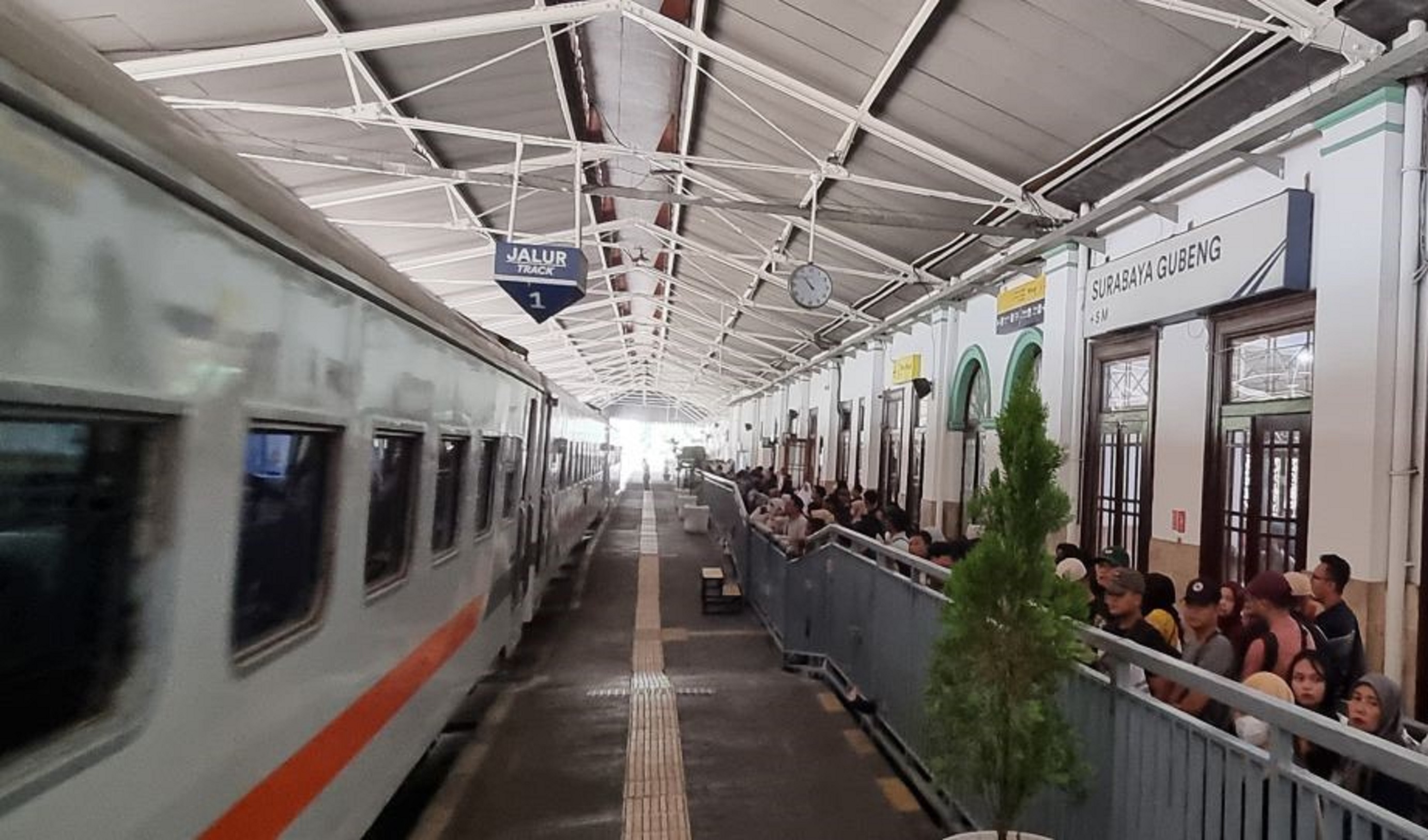 Suasana Stasiun Gubeng Surabaya yang menjadi salah satu stasiun yang dilintasi KAI Commuter (KAI Commuter)