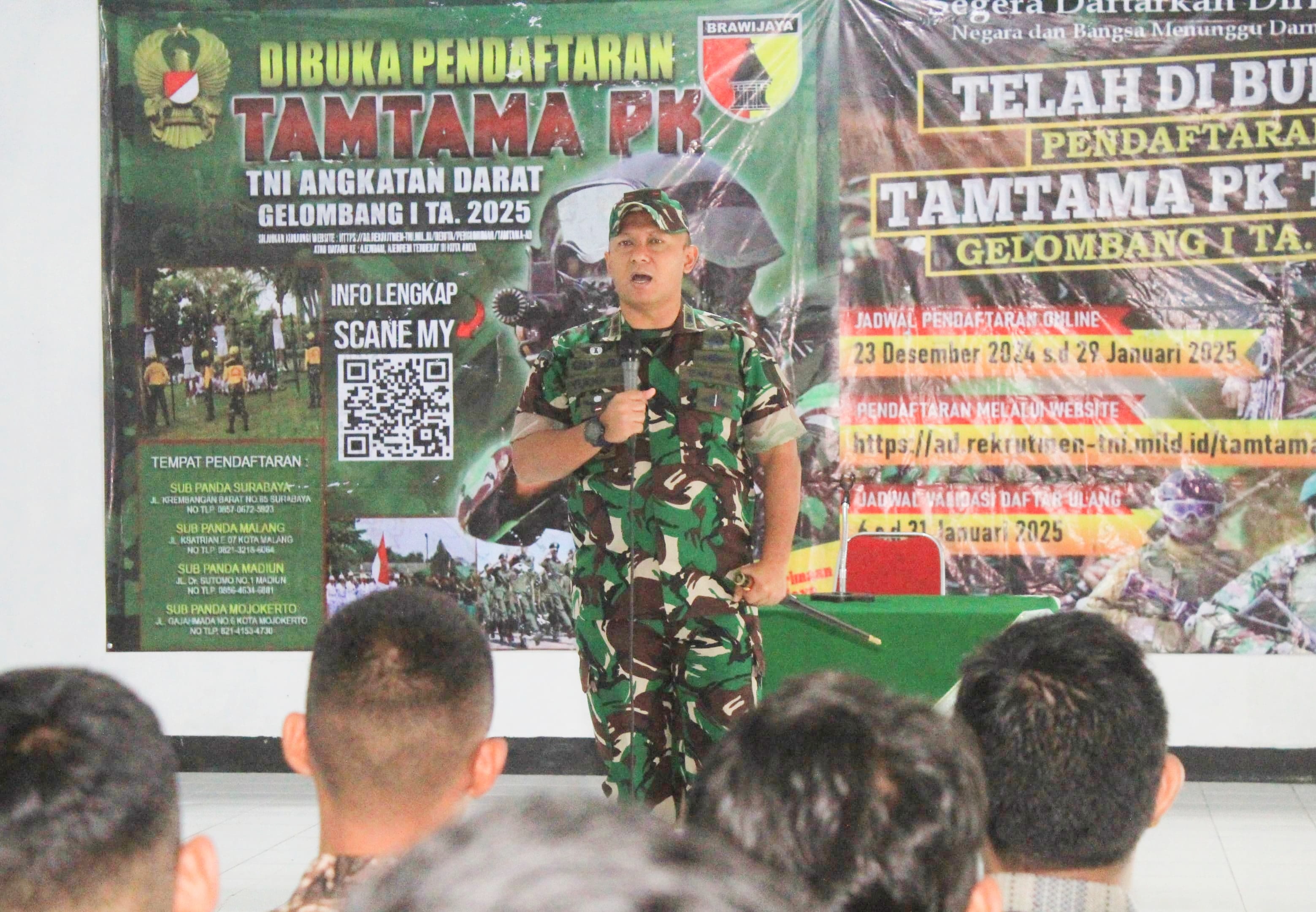 SEMANGAT: Dandim 0806 Trenggalek Letkol Czi Yudo Aji Susanto SSos MA saat menjelaskan informasi tentang pendaftaran Tamtama PK TNI AD Gelombang I tahun 2025.