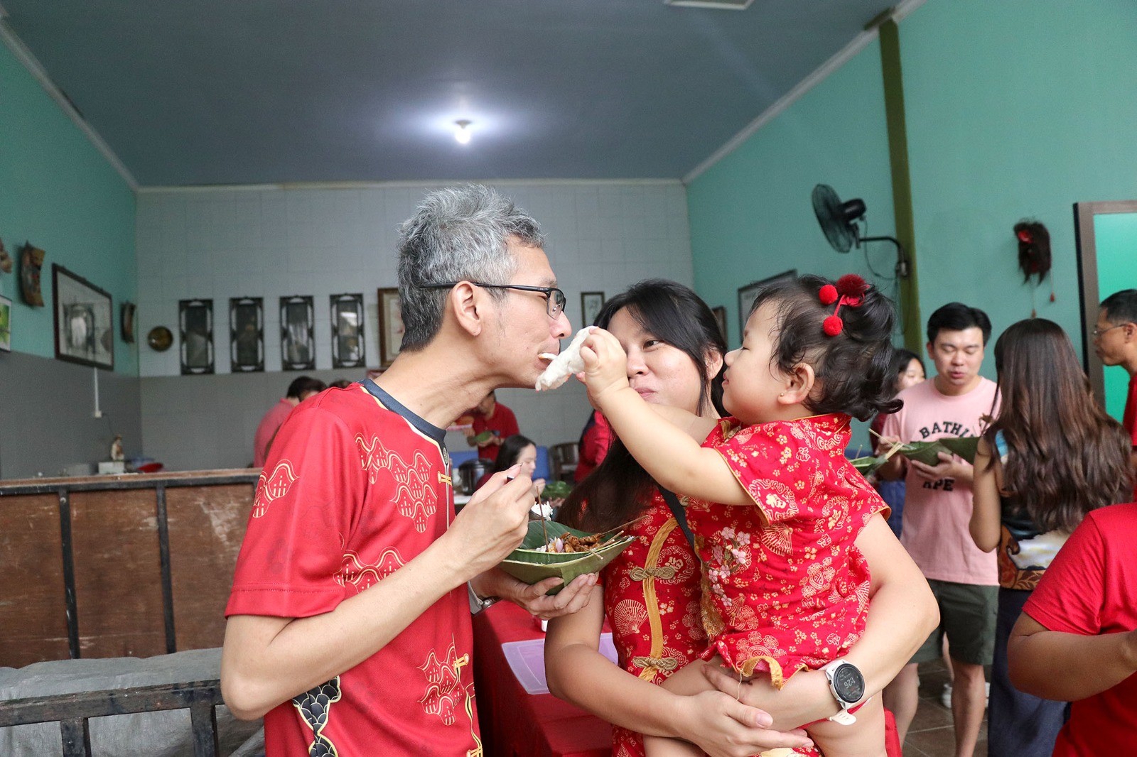 Salah satu keluarga besar Tionghoa saat mengadakan tradisi makan bersama dalam perayaan Tahun Baru Imlek.