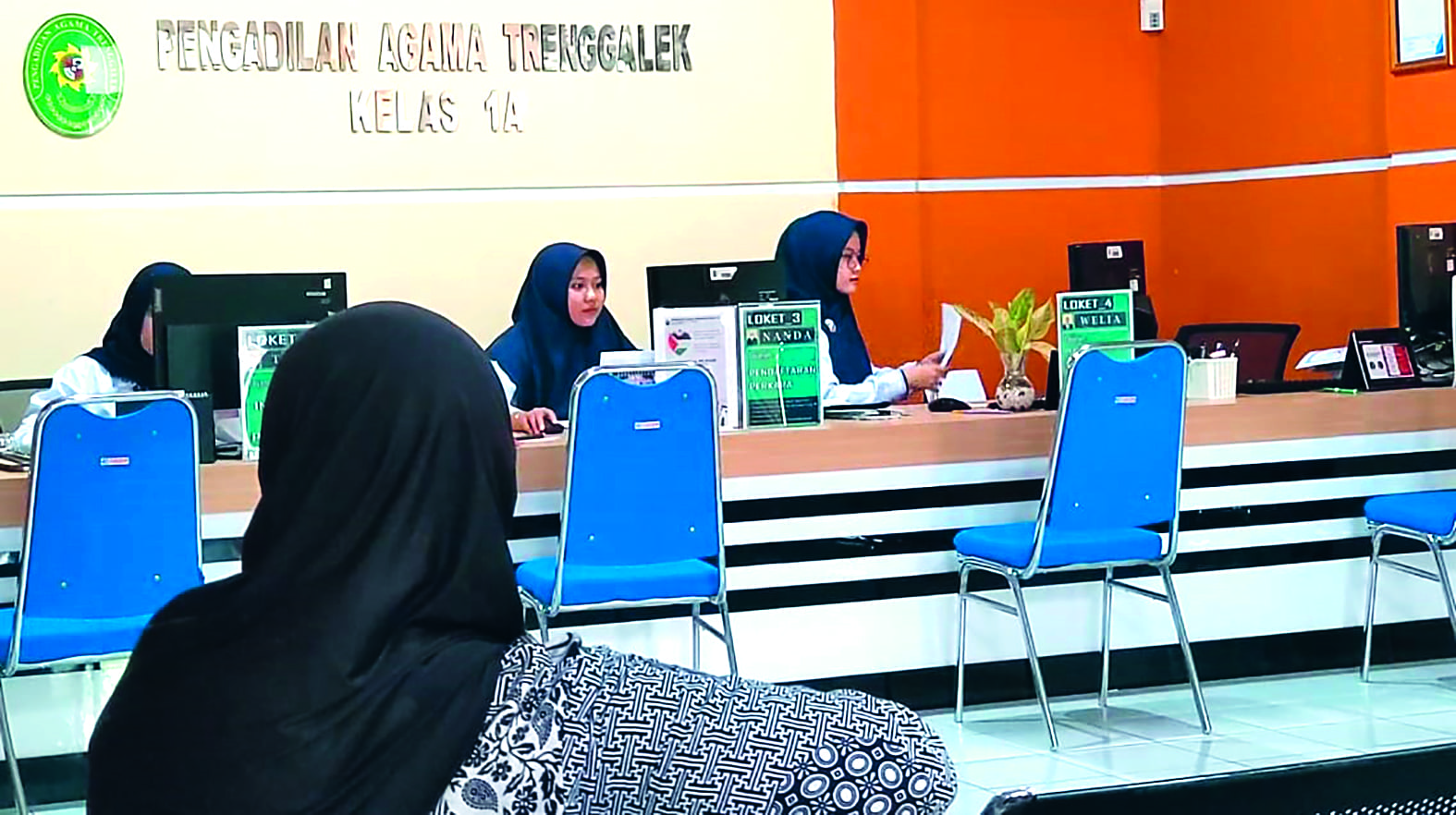 TELITI: Petugas pelayanan administrasi di Pengadilan agama Trenggalek saat bertugas