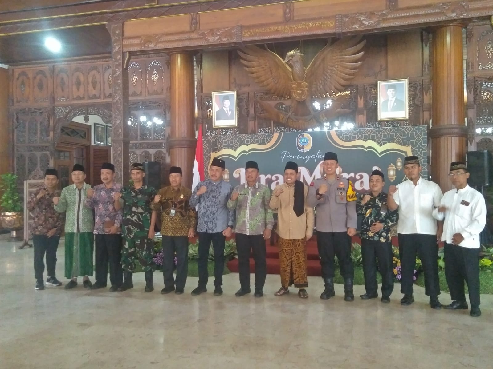 Sekda Kabupaten Tulungagung, Tri Hariadi foto bersama jajaran forkopimda di acara peringatan Isra Mikraj di Pendapa Kongas Arum Kusumaning Bangsa (31/1).