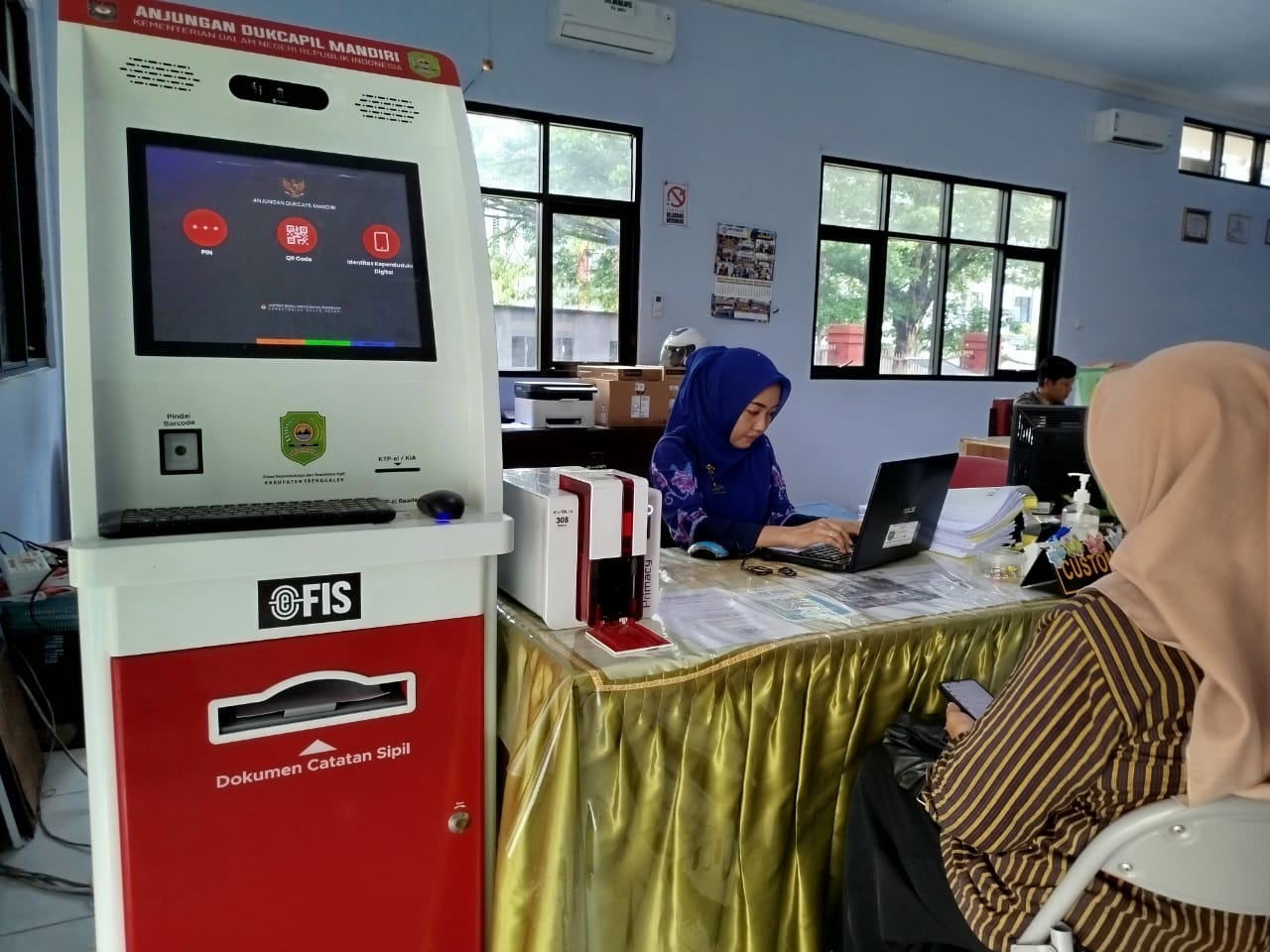TERTIB: Warga Trenggalek sedang melengkapi administrasi kependudukan di Dukcapil.