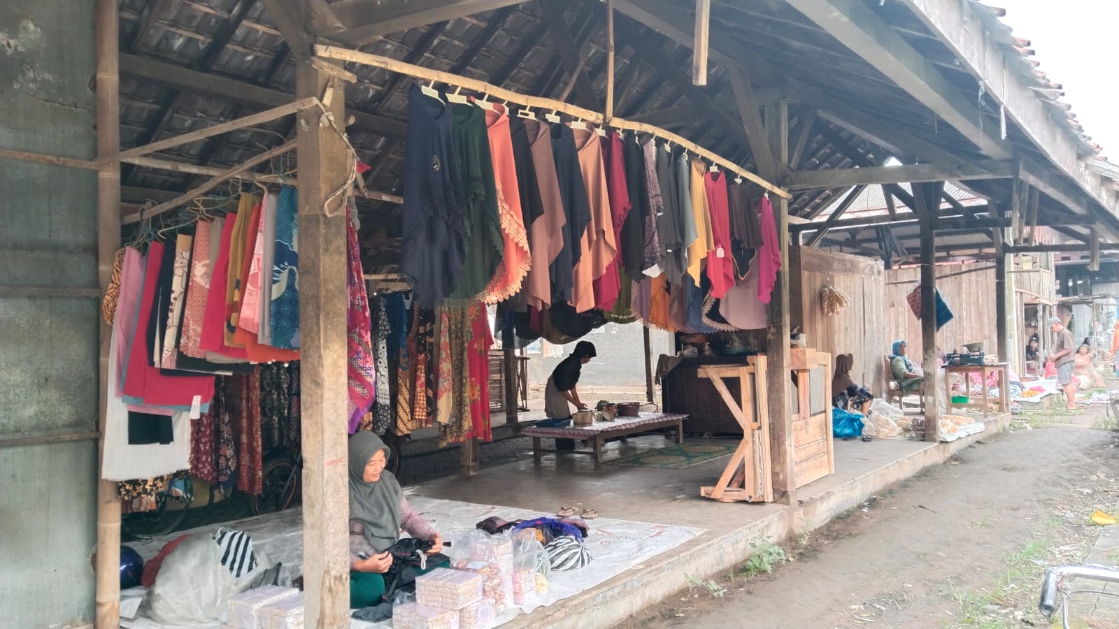 Kondisi Pasar Durenan Trenggaek yang saat ini sepi pembeli dan dikeluhkan pedagang