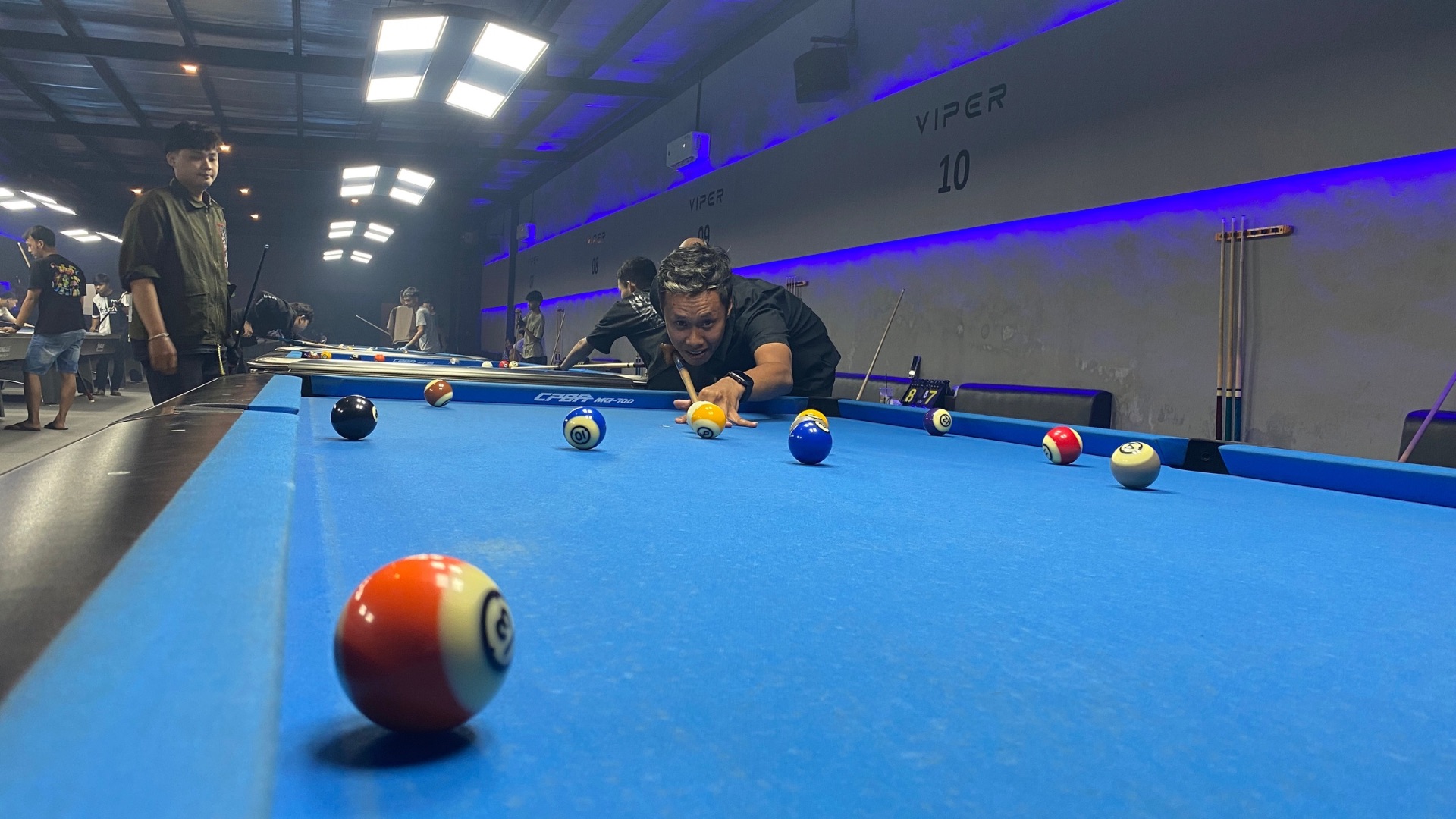 Salah seorang masyarakat Tulungagung sedang bermain billiard