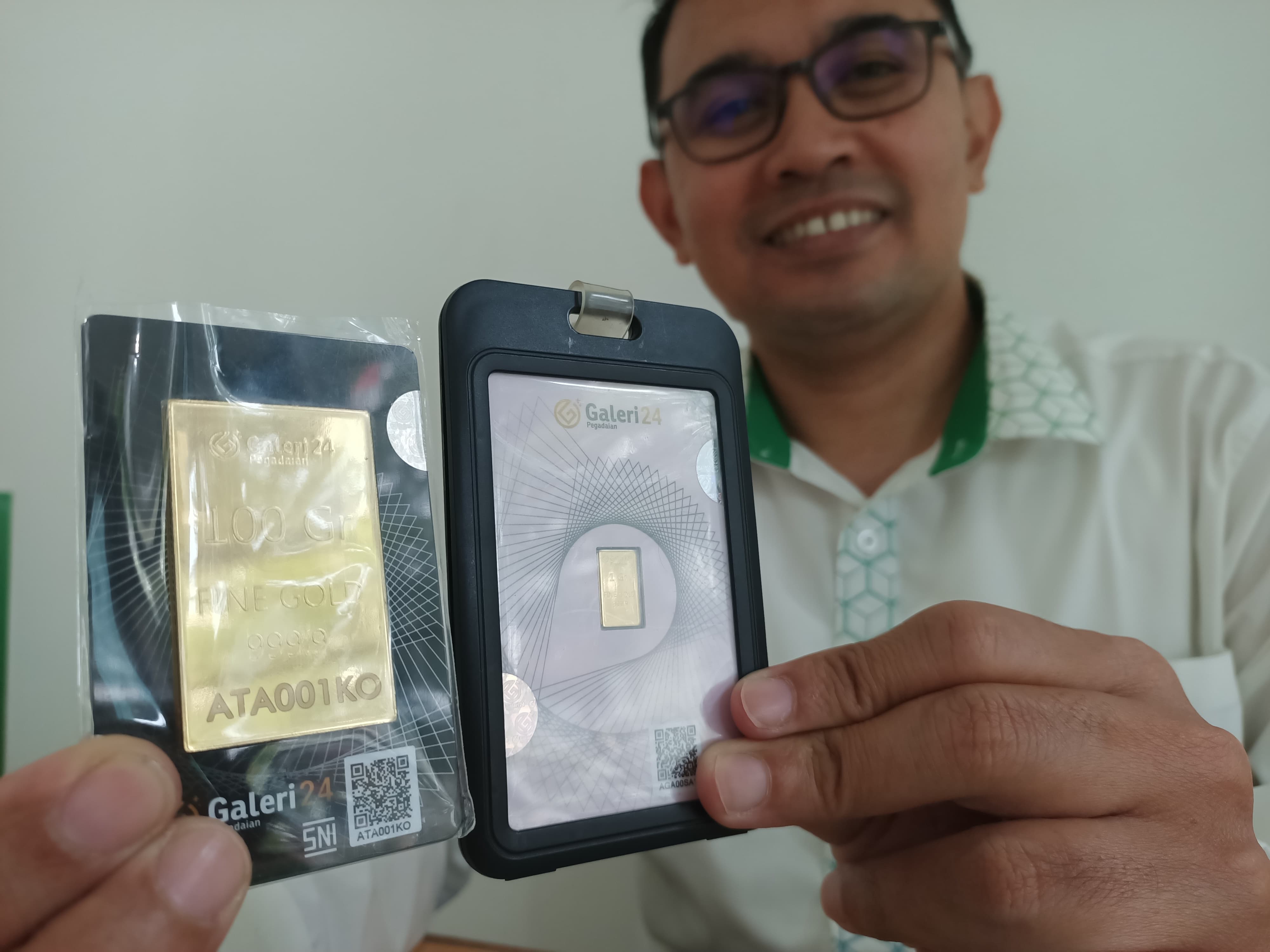 MENGUNTUNGKAN: Manajer Gadai PT Pegadaian UPC Trenggalek Achmad Bayu Perdana Putra, menunjukkan beberapa kepingan emas yang tersedia di Pegadaian.