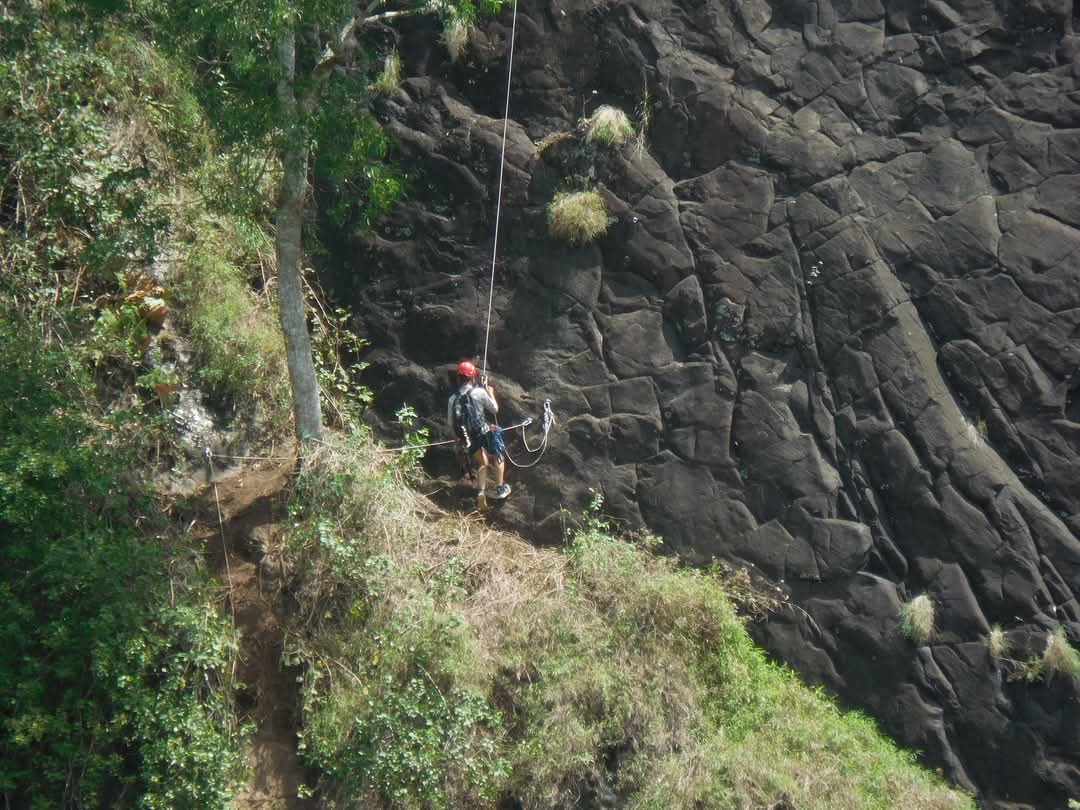 PACU ADRENALIN: Seorang pendaki mencoba menaklukkan Tebing Lingga.