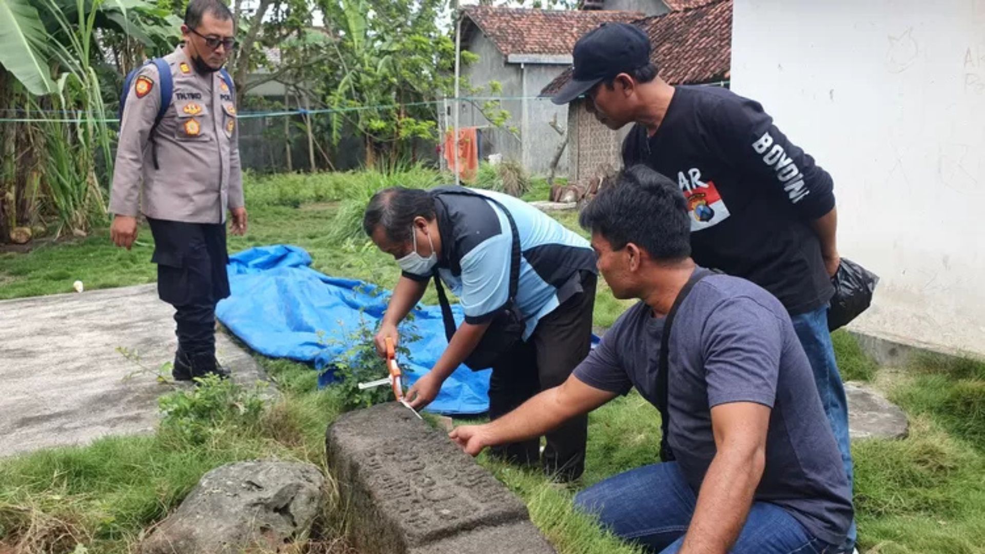PERIKSA: Petugas melakukan pengecekan terhadap situs kuno peninggalan Majapahit di Desa Ngranti, Kecamatan Boyolangu.