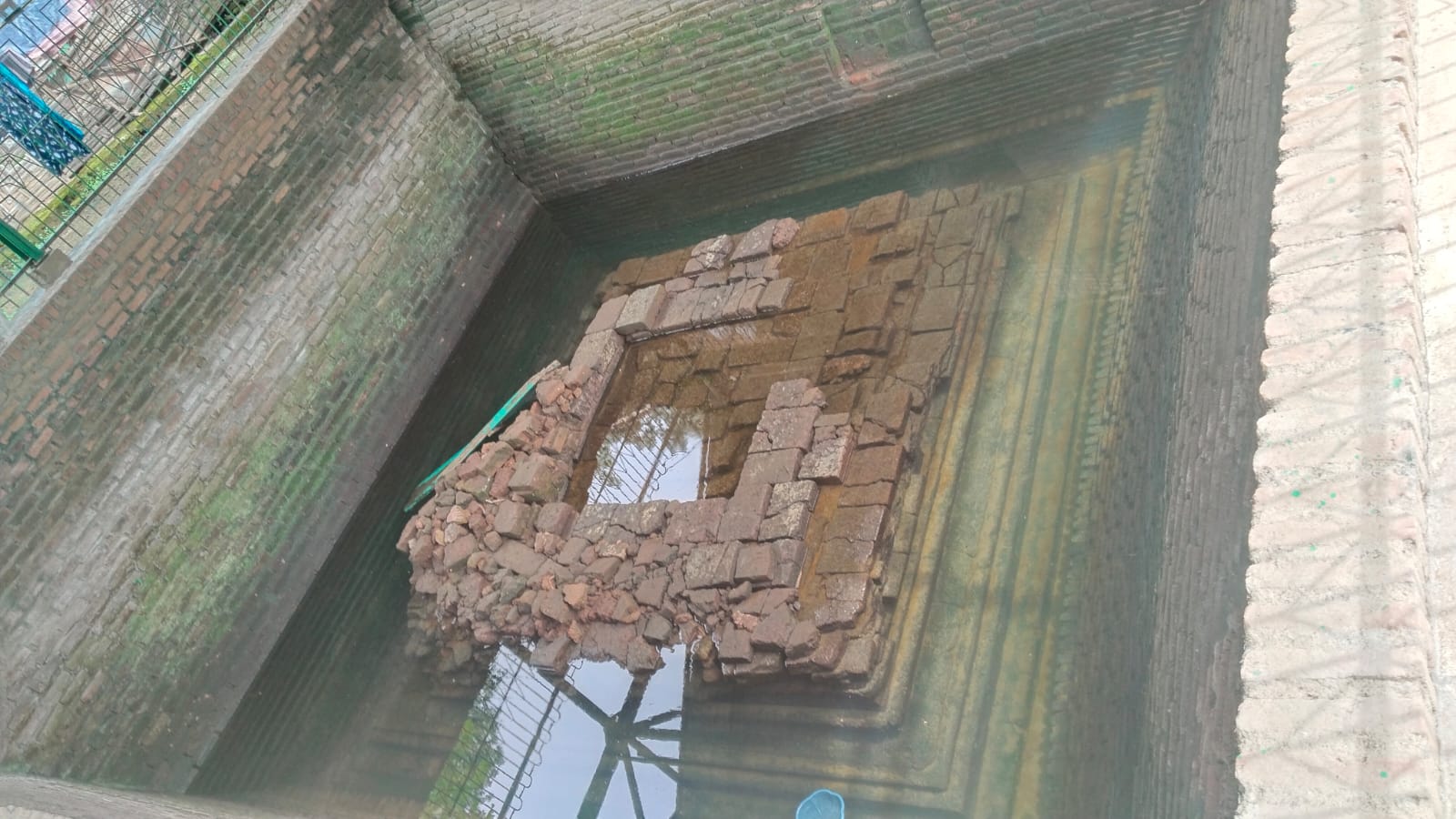 Kondisi Candi Brongkah yang tergenangi air saat musim penghujan