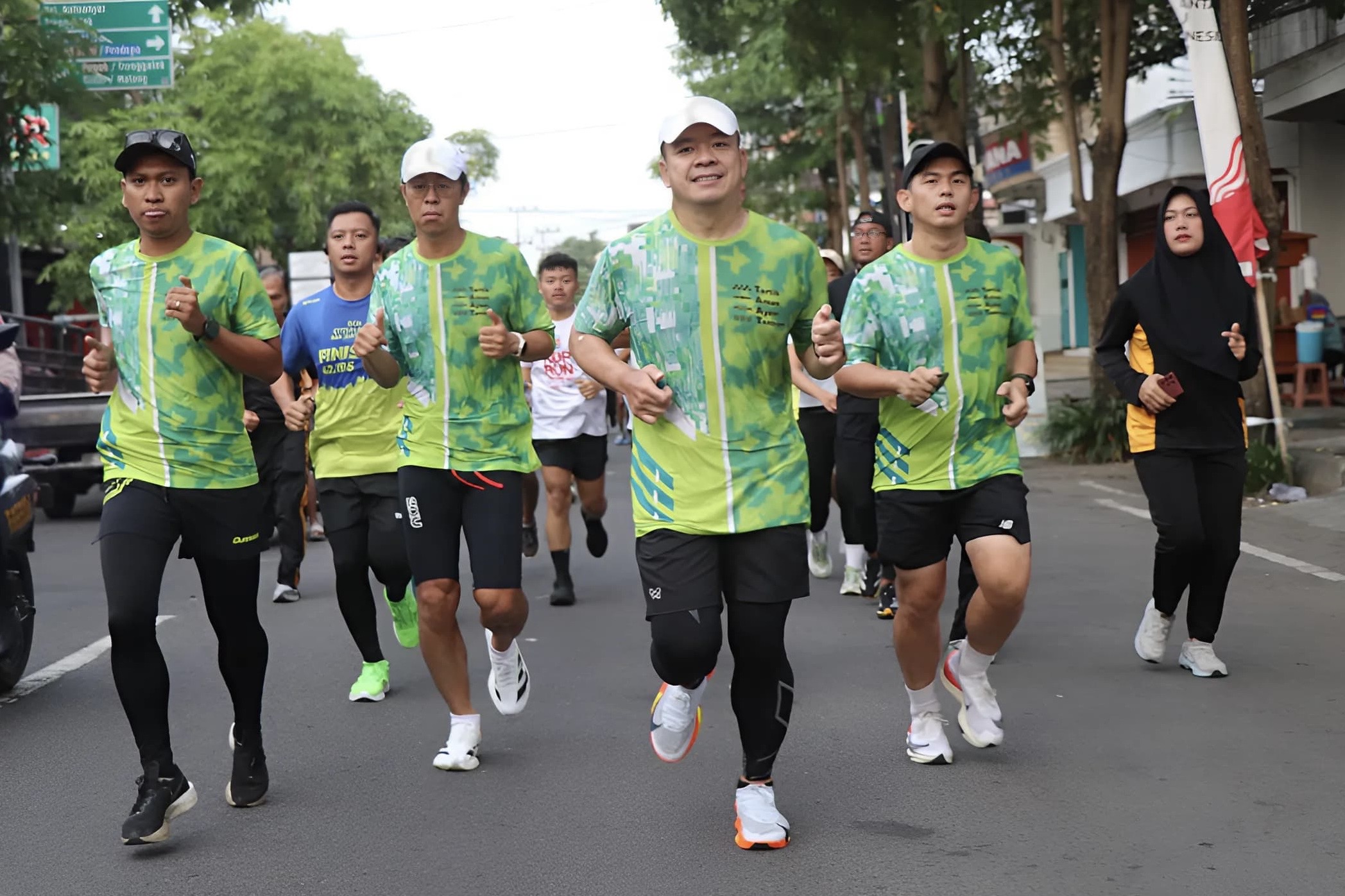 Kapolres Tulungagung saat berlari pada kegiatan Road to Digital Payment Bhayangkara Tulungagung Running Festival