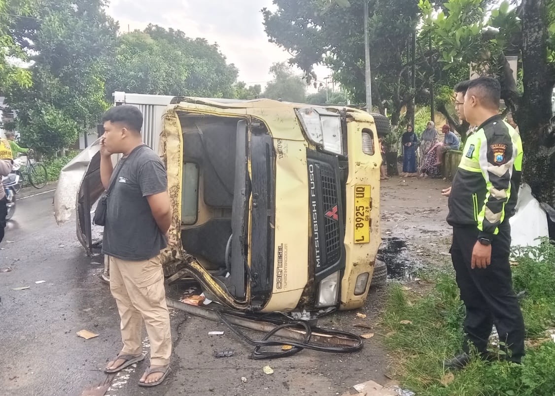 Oleng saat menyalip, truk tabrak mini bus hingga terguling.