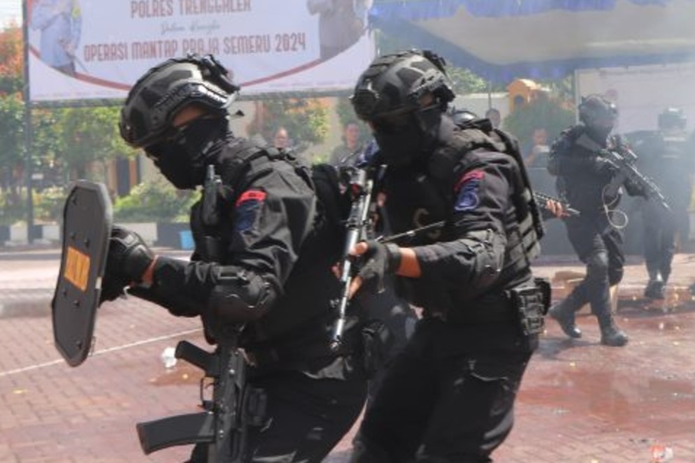 Personel Polres Trenggalek saat melakukan simulasi sispamkota pada 2024 lalu (polrestrenggalek.go.id)