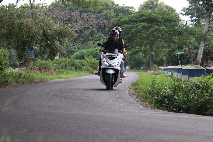 Pengguna jalan melintas di salah satu ruas jalan di Kabupaten Tulungagugn yang akan terdampak refocusing di tahun ini.