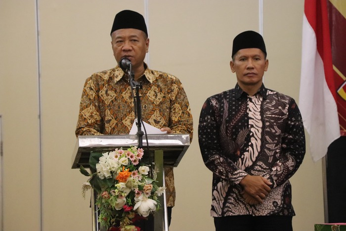 Gatut Sunu Wibowo dan Ahmad Baharudin menyampaikan sambutan dalam rapat pleno penetapan paslon bupati dan wakil bupati, Kamis (6/2/2025).