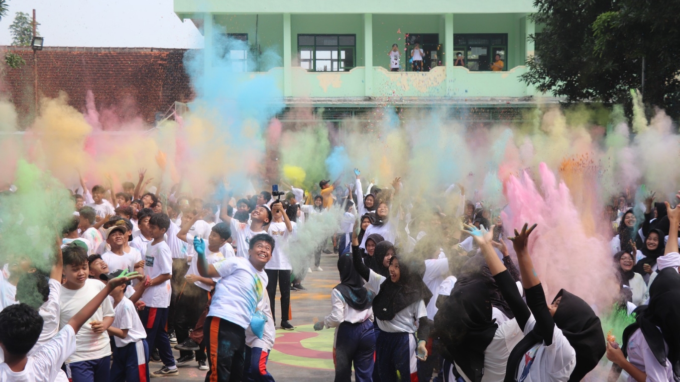 Para siswa dan siswi berpesta dengan merayakan Color Fun di MTSN 3 Tulungagung.