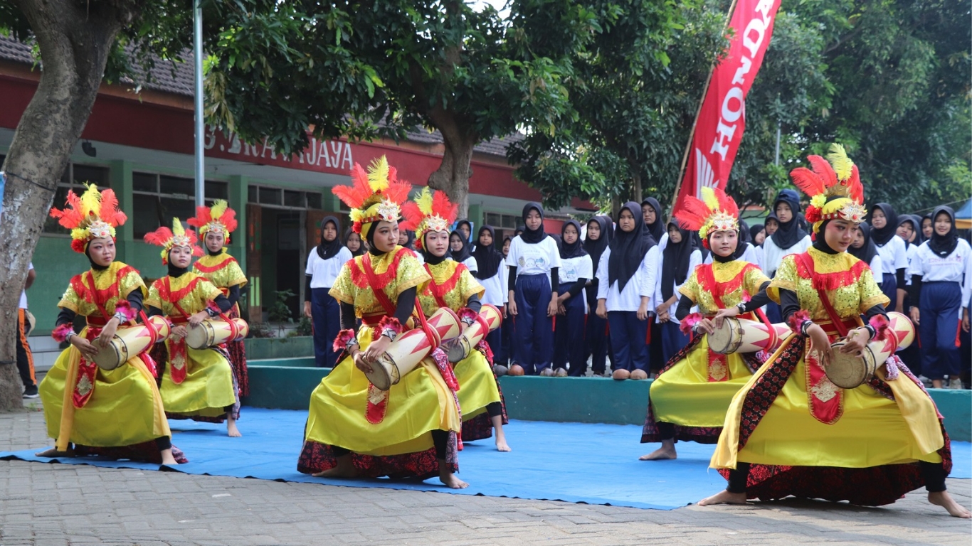 Penampilan reog kendang dari sswi MTSN 3 Tulungagung sebagai pembuka acara Color Fun.