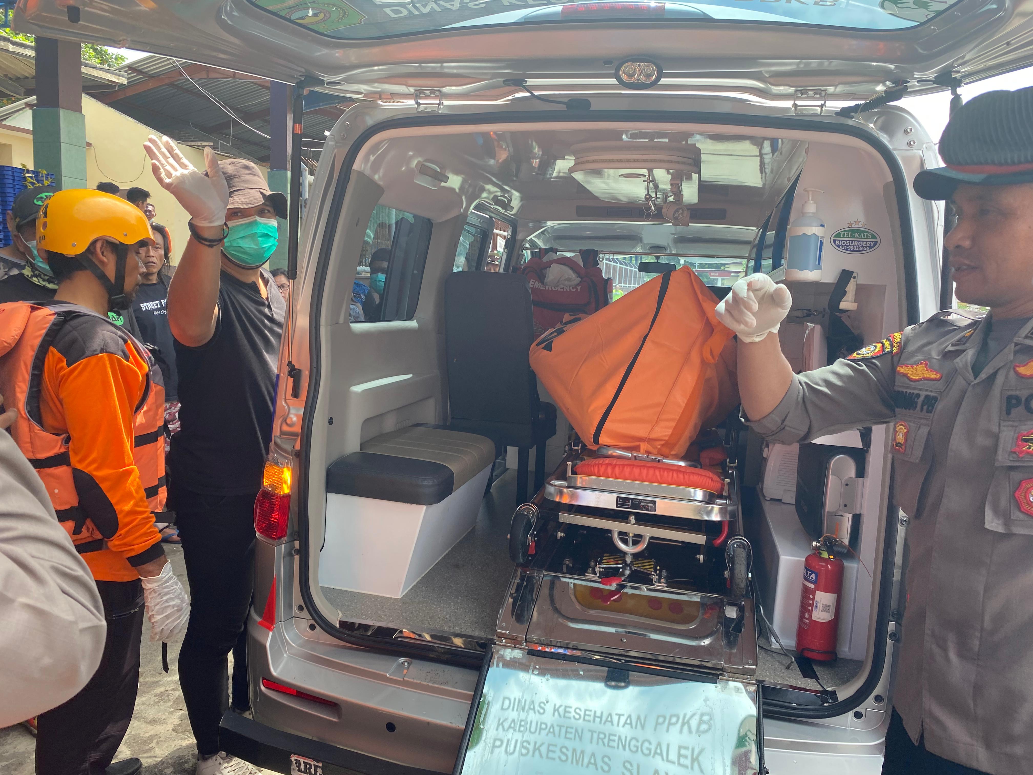 Jenazah Wawan Triyono yang dimasukkan ke ambulans milik Puskesmas Slawe untuk dibawa ke rumah duka, Minggu (9/2). (DR PERDANA/RADAR TRENGGALEK)