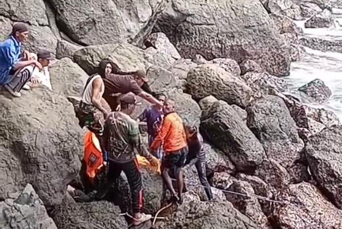 Proses evukasi jenazah Wawan Triyono di area Pantai Damas Trenggalek (Tangkapan Layar Facebook)