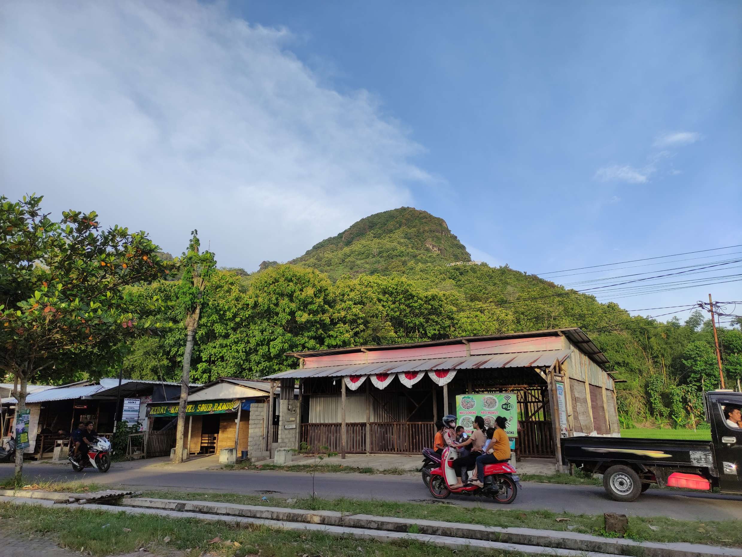 Salah satu sudut Desa Tanggung, Kecamatan Campurdarat, Tulungagung dengan latar belakang Gunung Budheg. (SANDY YUWAN/RADAR TULUNGAGUNG)