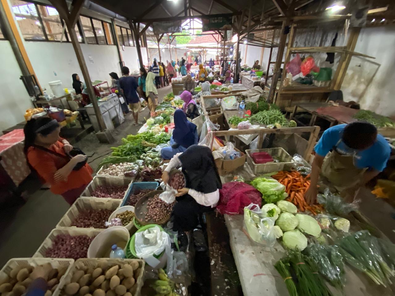 RAMAI : Suasana ramai di Pasar Bendo Trenggalek, tempat berbagai bahan pokok segar dijual dengan harga yang stabil