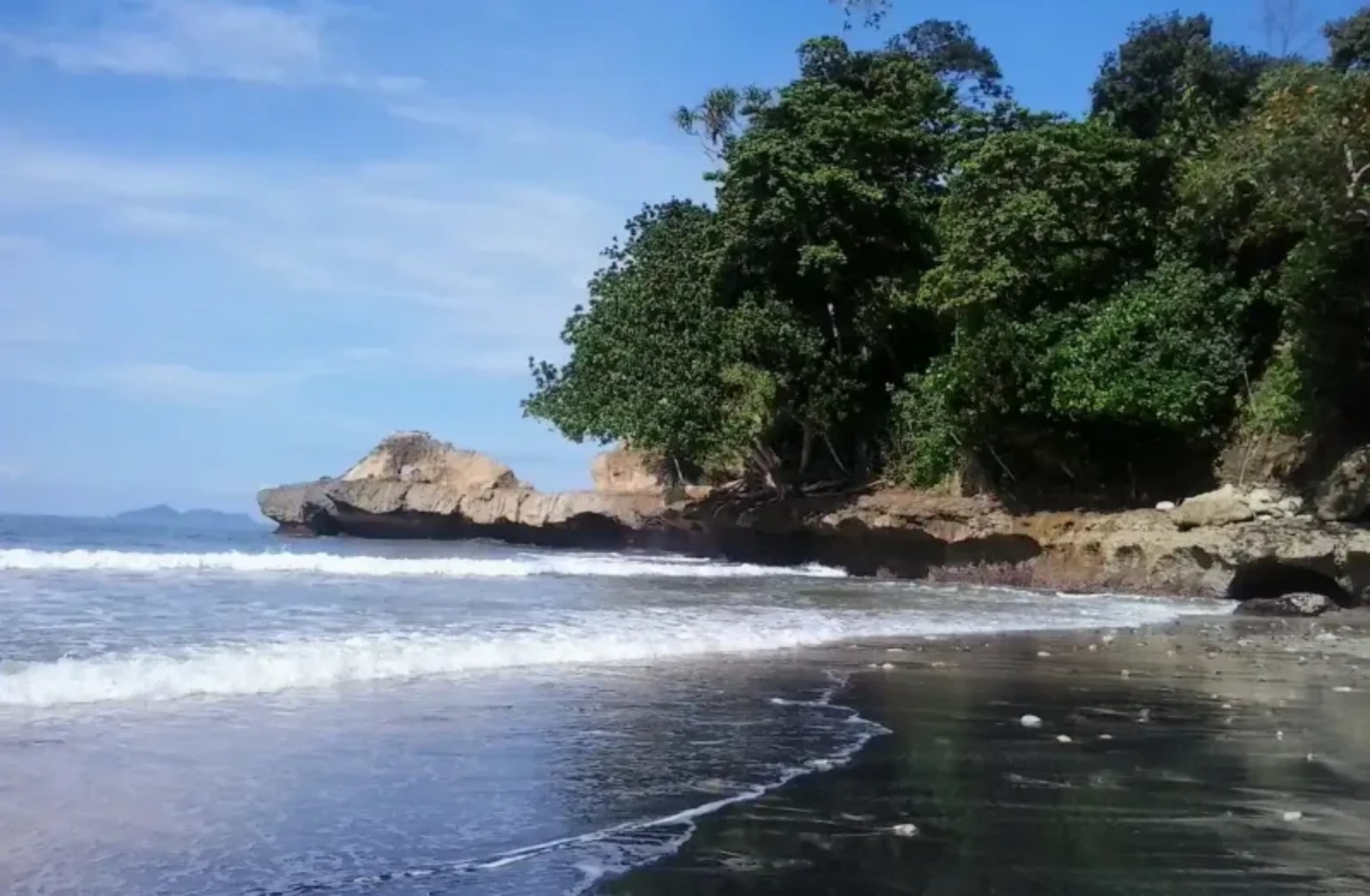 Panorama Pantai Sioro di Tulungagung (BOBOBOX)