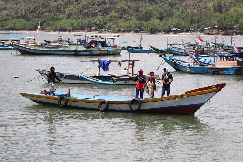 Nelayan tampak sedang beraktivitas di peraiaran Pantai Popoh.
