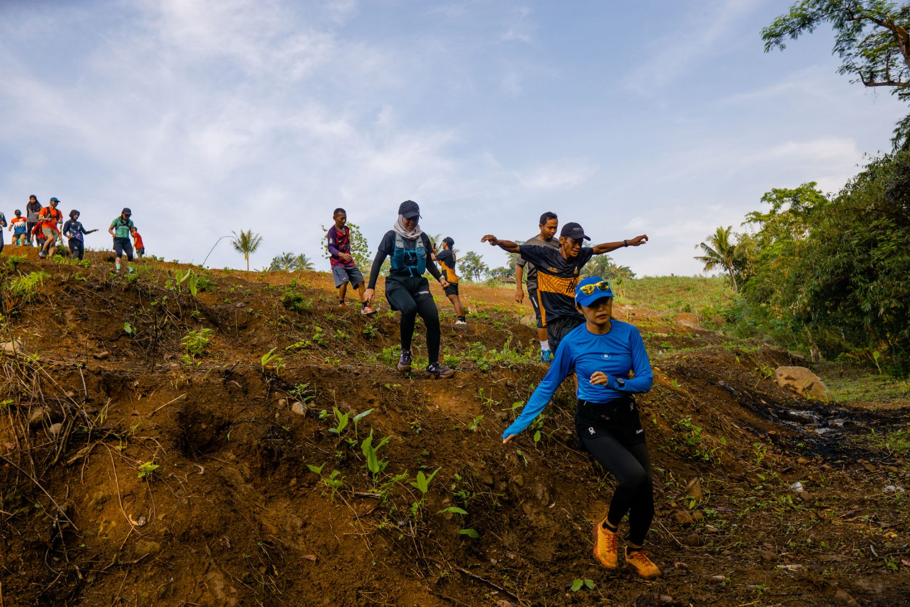 Peserta fun trail run menaklukkan jalur di Desa Mulyosari, Kecamatan Pagerwojo, Tulungagung (IKHWAN UNTUK RADAR TULUNGAGUNG)
